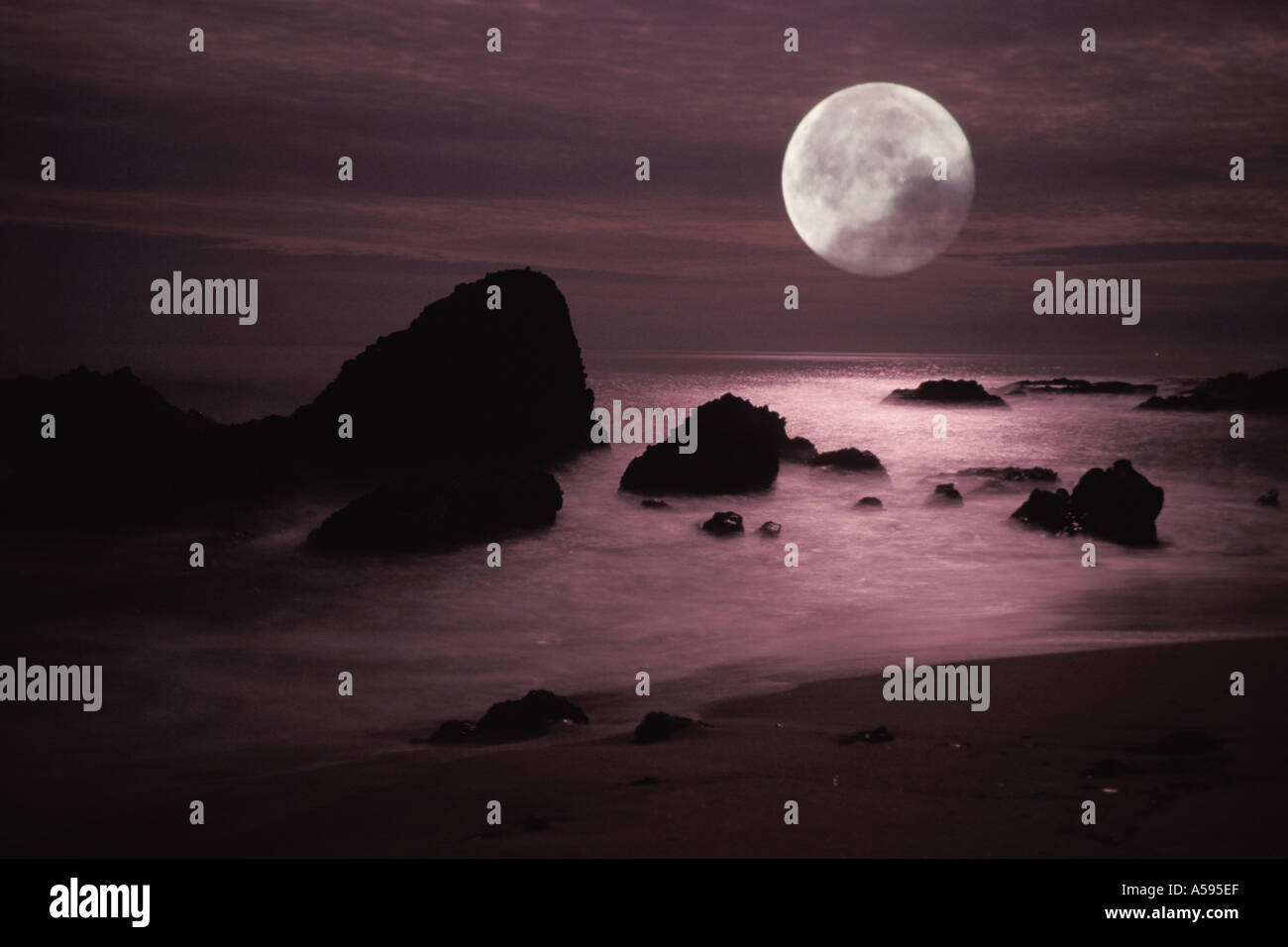 La lune plus de rivage rocheux à Laguna Beach en Californie Banque D'Images