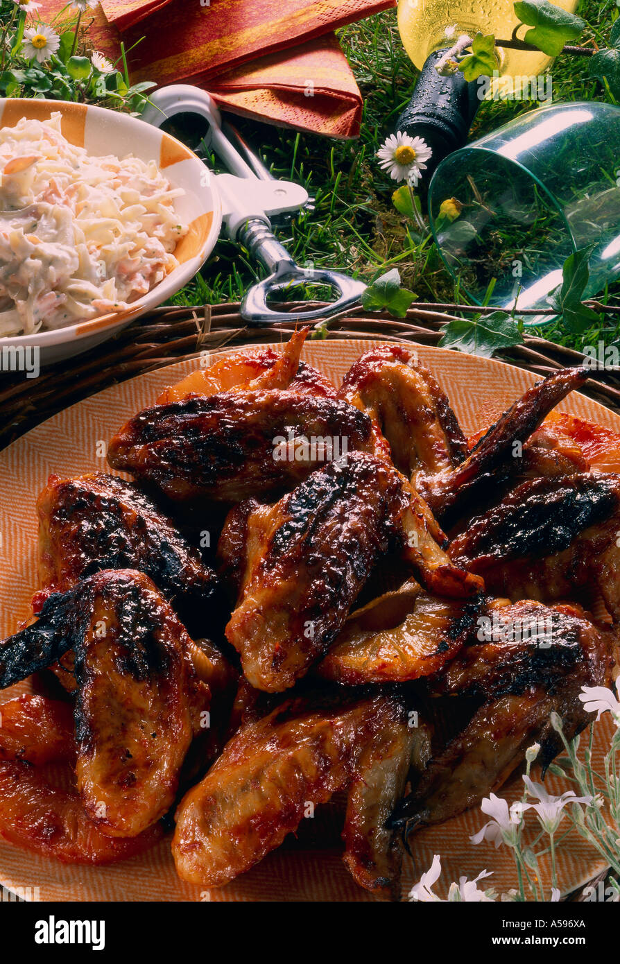 Ailes de poulet BBQ, bol de salade de choux bouteille de vin, Verre & ouvre-bouteille Banque D'Images