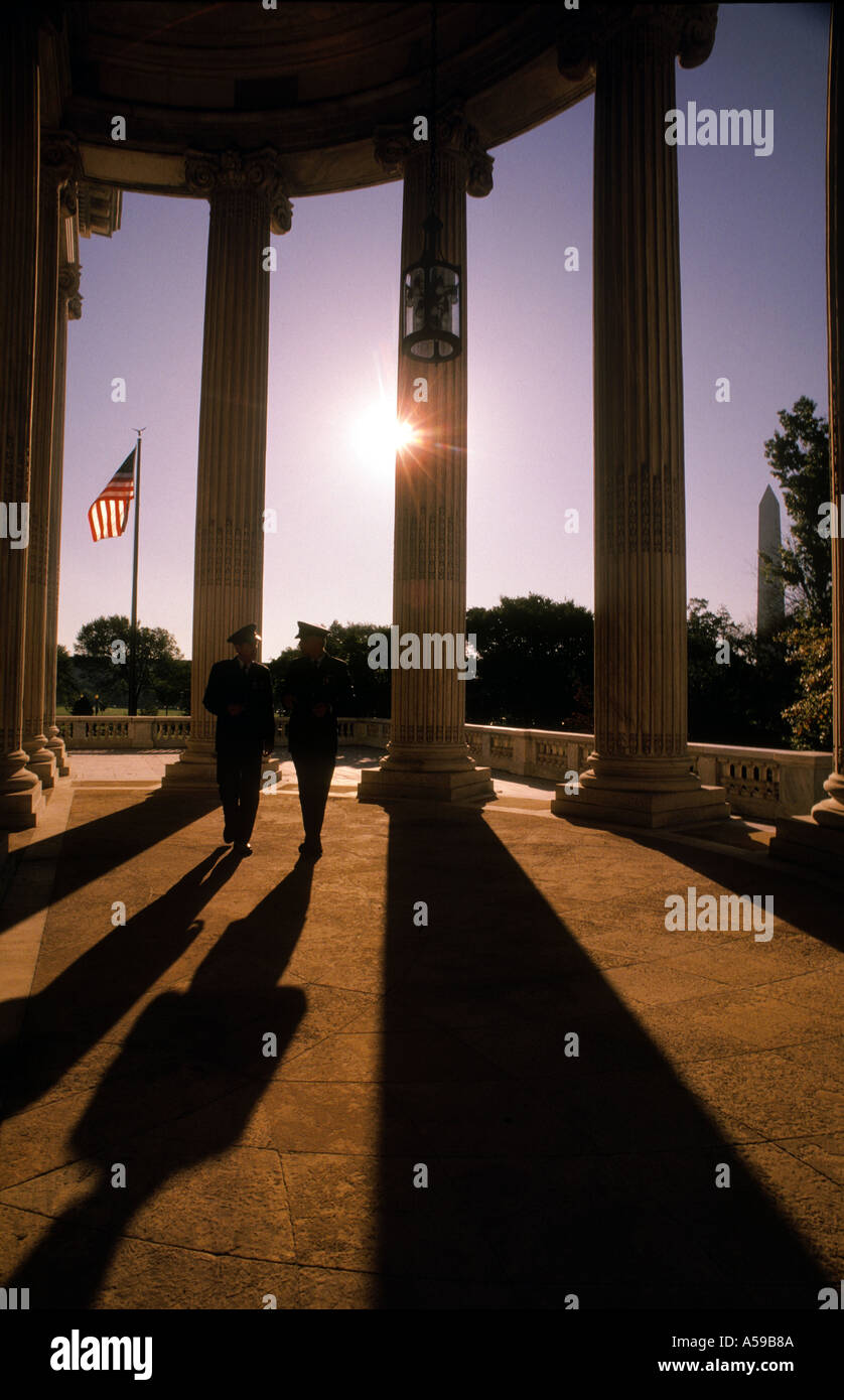 Deux officiers de l'armée marchant et parlant à colonnade sous le siège de la Croix-Rouge américaine Washington DC Banque D'Images