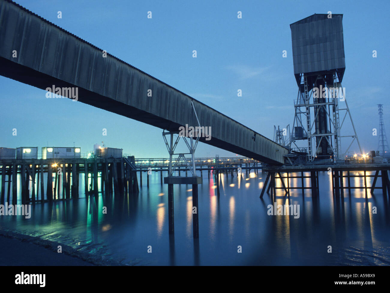 Paysage urbain à la tombée de la thames estuary uk Banque D'Images