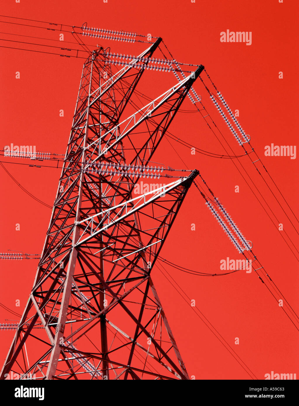 Réseau national d'électricité à haute tension dans l'étude de pylône rouge, UK. Banque D'Images