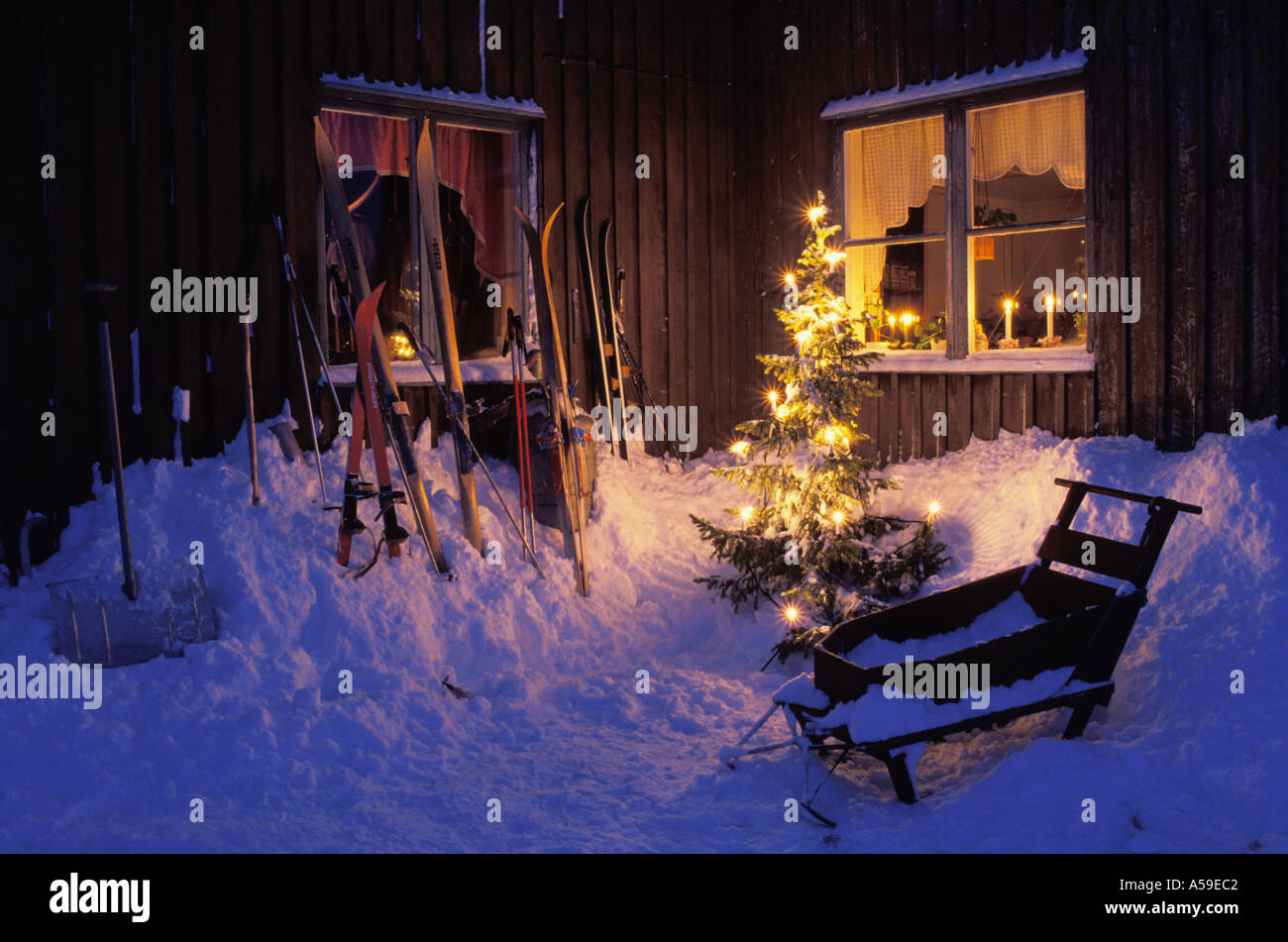 Accueil en Laponie suédoise au-dessus du cercle arctique avec des skis, une luge, pelle et l'arbre de Noël Banque D'Images