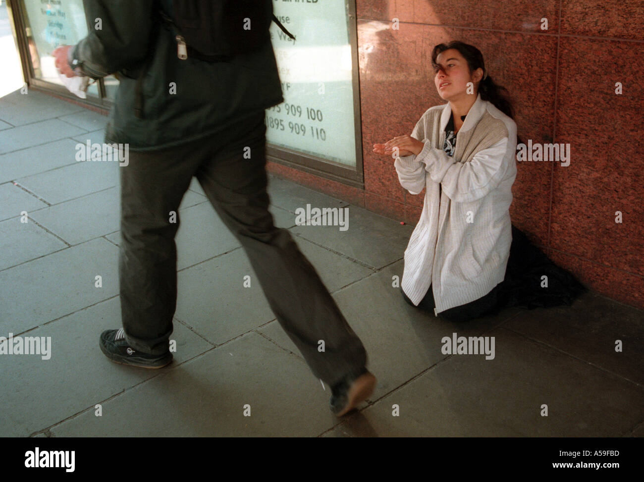 L'Europe de l'Est jeune femme mendiant dans la rue Victoria au centre de Londres. Banque D'Images L'Europe de l'Est jeune femme mendiant dans la rue Victoria au centre de Londres. Banque D'Images