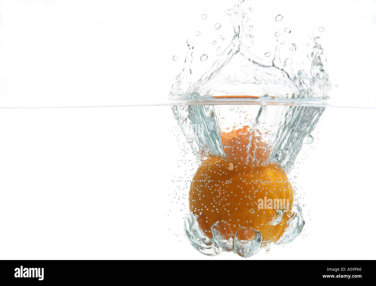 l'orange est tombée dans de l'eau claire Banque D'Images