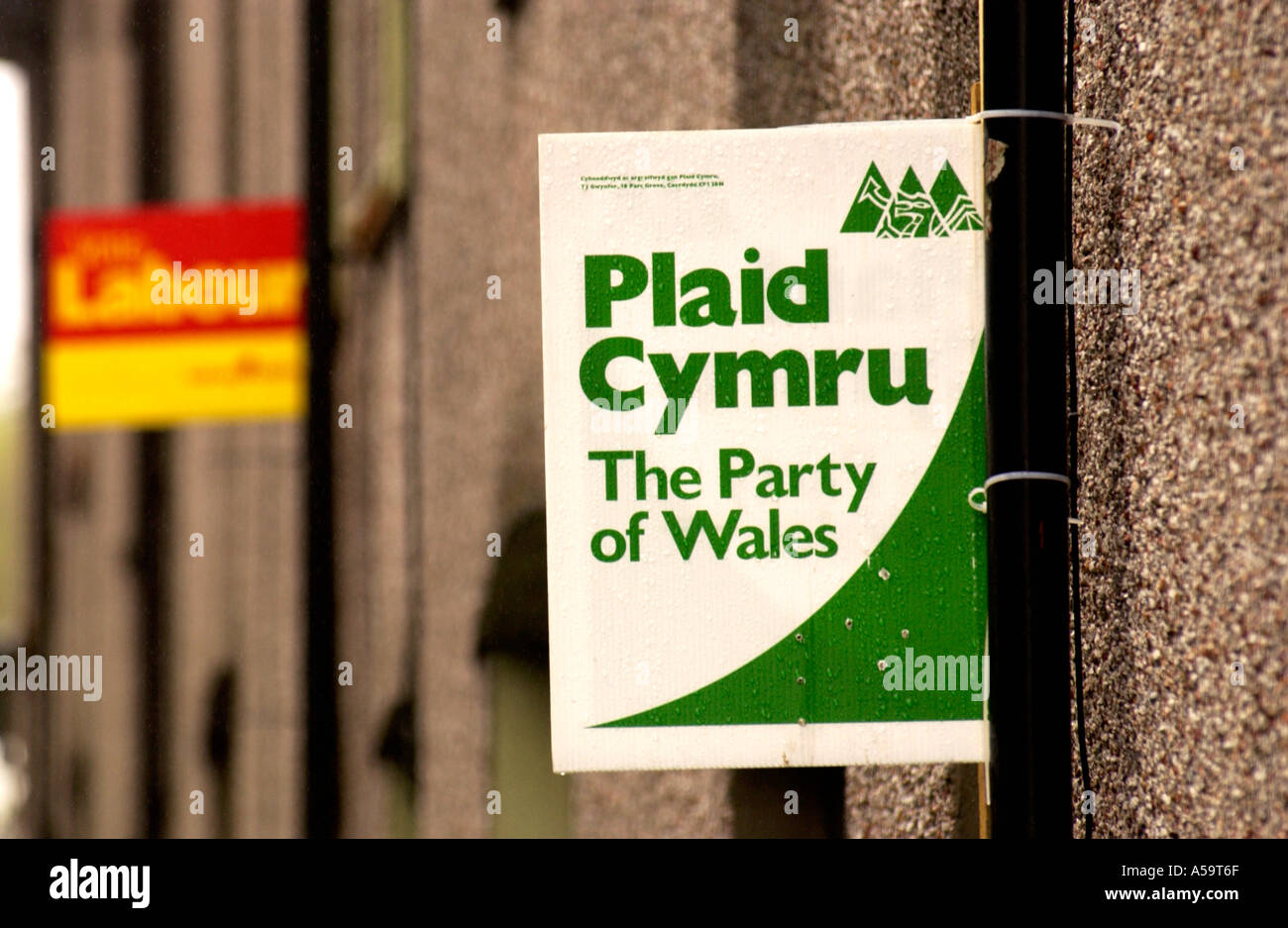 Le Parti de Plaid Cymru Wales Wales et Parti du travail des pancartes à l'extérieur des maisons mitoyennes dans le Gwent South Wales Valleys UK Banque D'Images