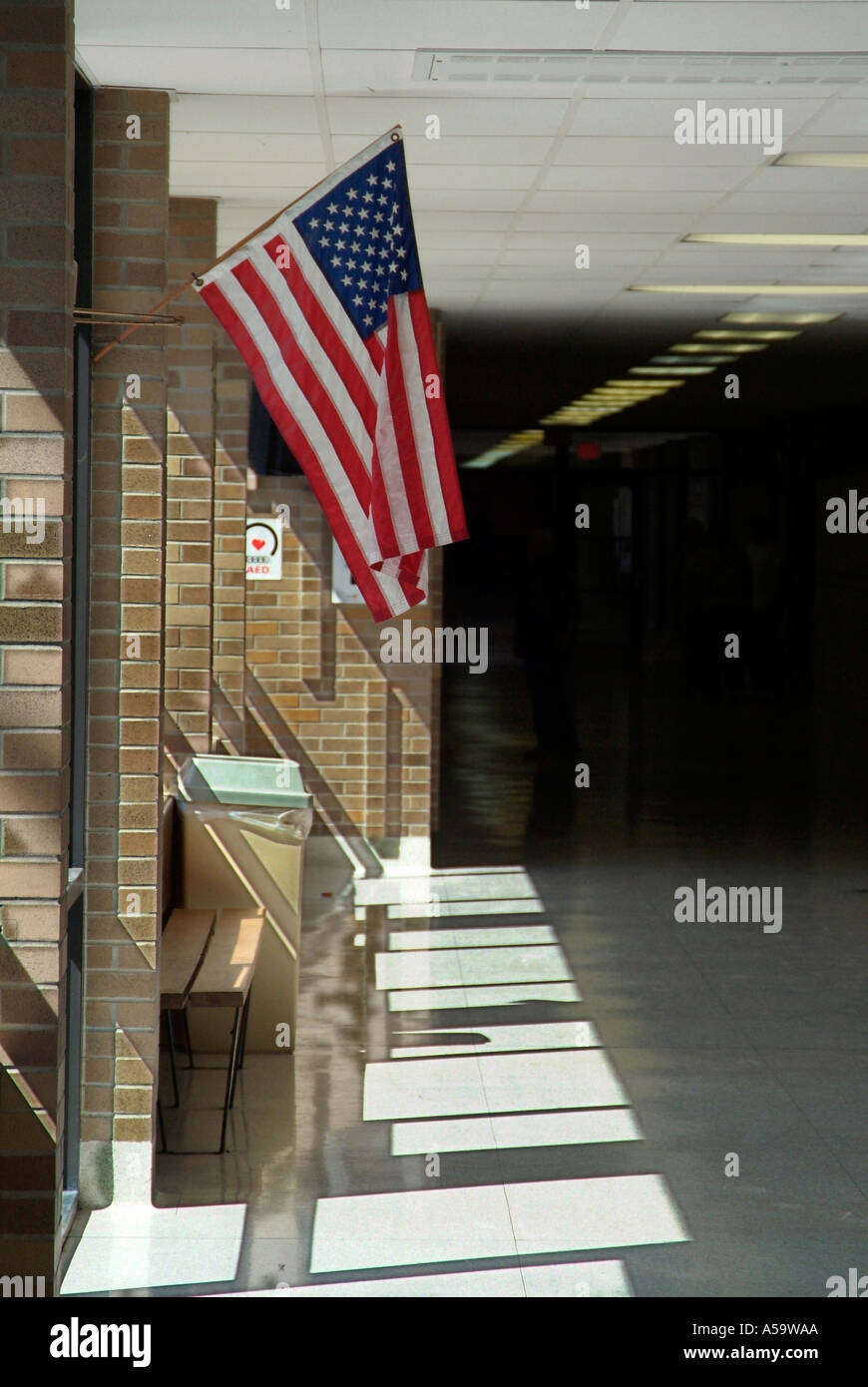 Drapeau américain se bloque dans le couloir d'une école publique Banque D'Images