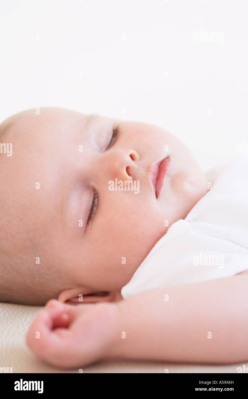 Calme Et Concentre Bebe Enfant Bebe Fille Enfant Dans La Couche Est Couche Sur Son Ventre Bras De Maintien Tendu Et Regardant Vers Le Haut Photo Stock Alamy