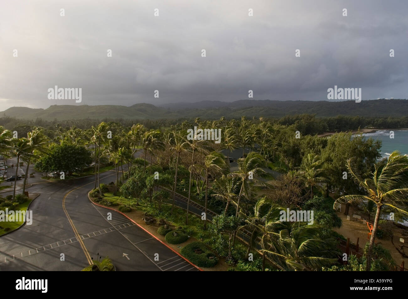 Le vent et la pluie sur la côte de l'île de Kauai, Hawaii Banque D'Images