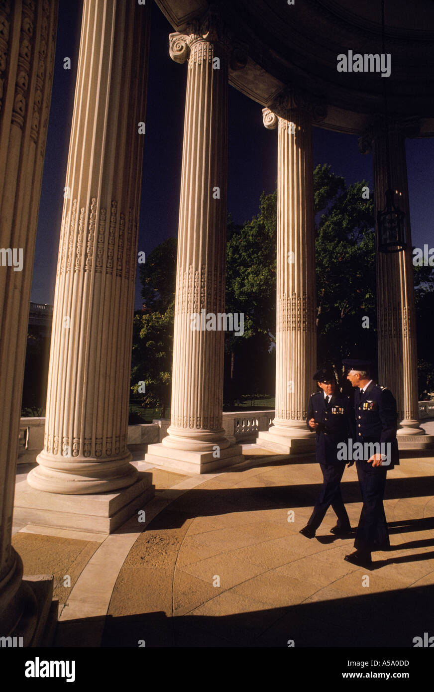 Les officiers militaires marchant et parlant à travers colonade siège de la Croix-Rouge à Washington DC Banque D'Images