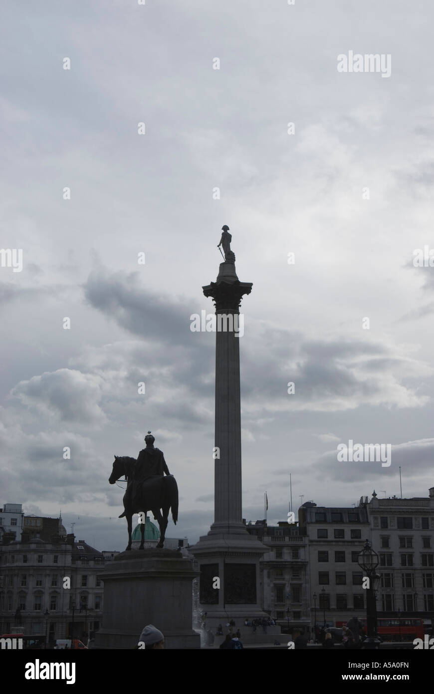 La recherche à travers Trafalgar square à Statue du Roi George IV en premier plan et Nelsons column Banque D'Images