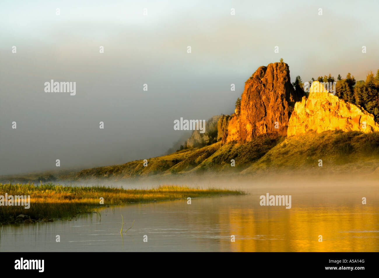 Brume matinale sur la rivière Missouri et le lever du soleil s'allume labarge rocher, une falaise blanche formation Banque D'Images