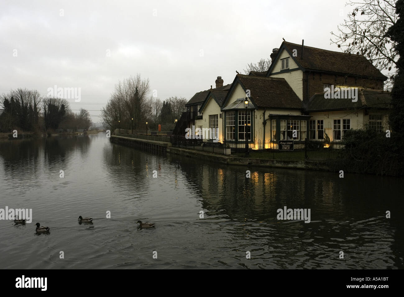 Le poisson et l'anguille par la pub Lee La navigation à Dobbs Weir, Hoddesden. Banque D'Images