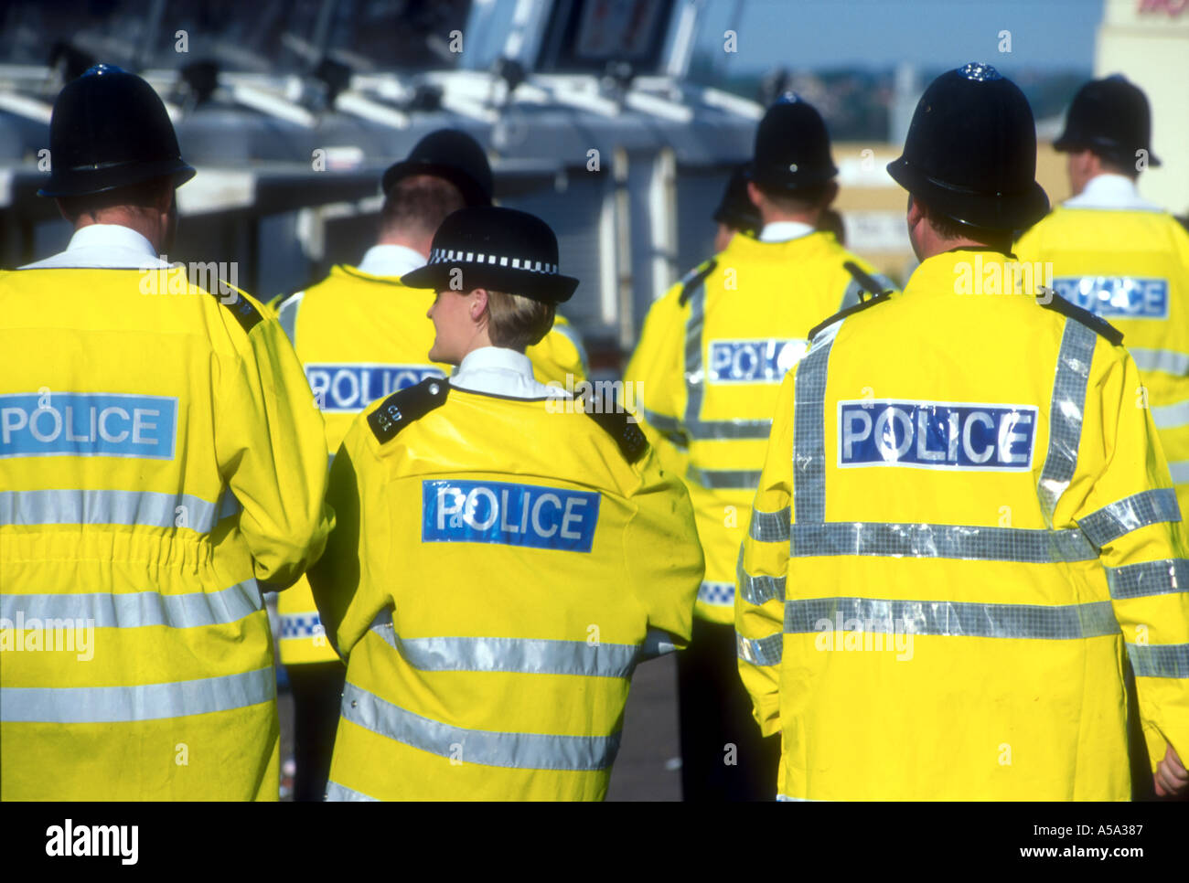 Les agents de police en service à Londres avec une femelle tête tournée parmi les hommes, UK Banque D'Images