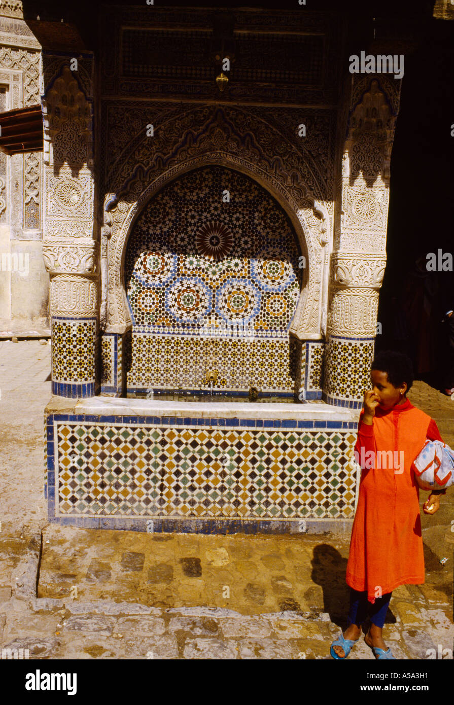 Fès Maroc Ancienne Madrassah Boy Holding Football Banque D'Images