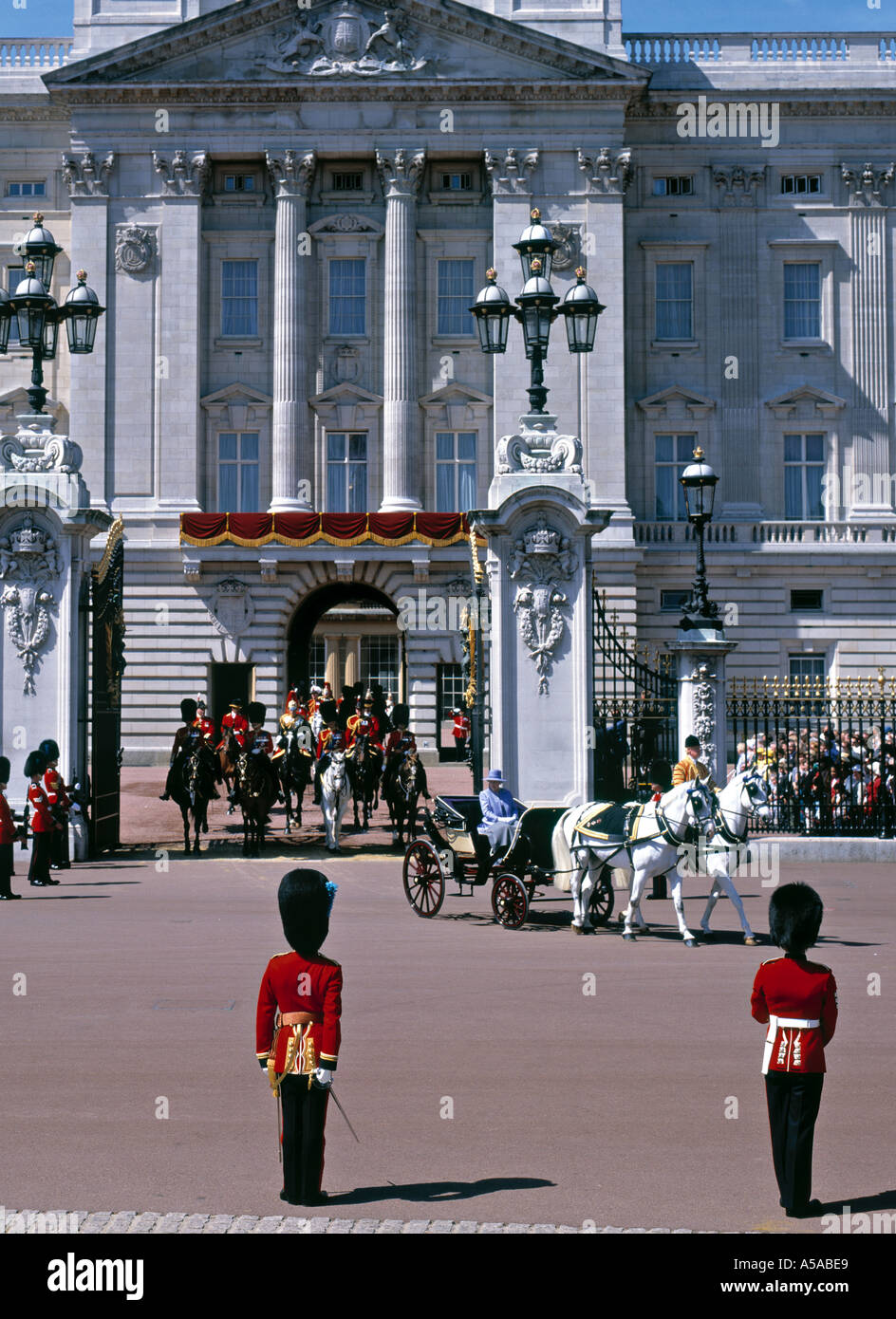 Reine de quitter le palais de Buckingham, Londres, Angleterre Banque D'Images