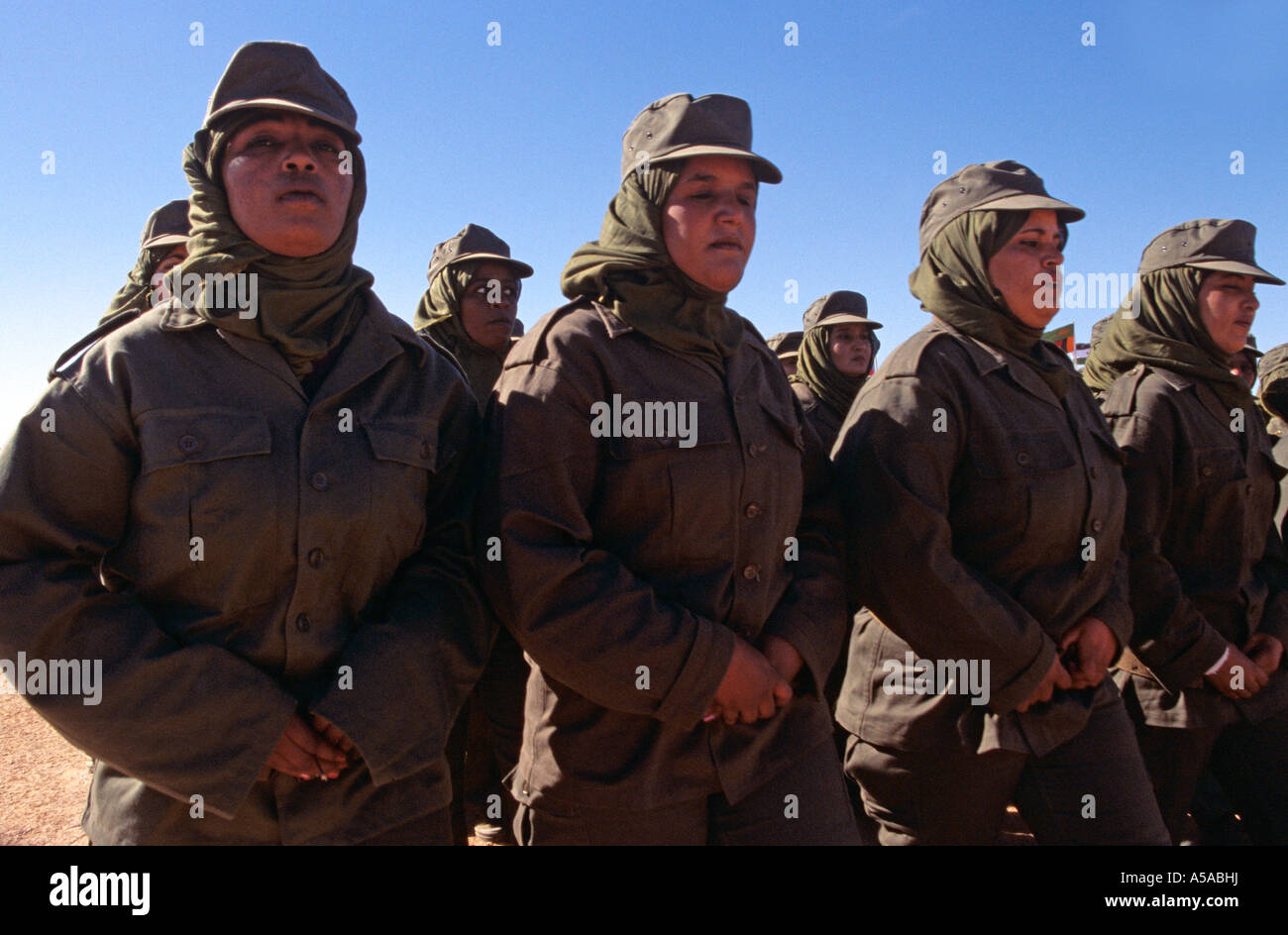 Un groupe de combattants du Front Polisario à la femme du camp de réfugiés sahraouis de Tindouf en Algérie Banque D'Images