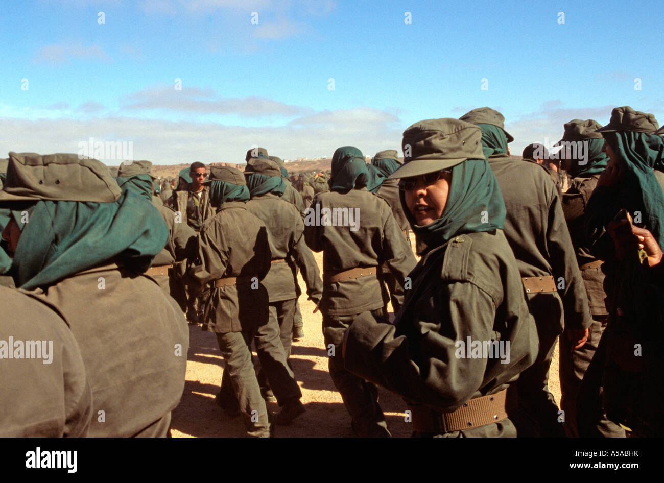 Un groupe de combattants du Front Polisario à la femme du camp de réfugiés sahraouis de Tindouf en Algérie Banque D'Images