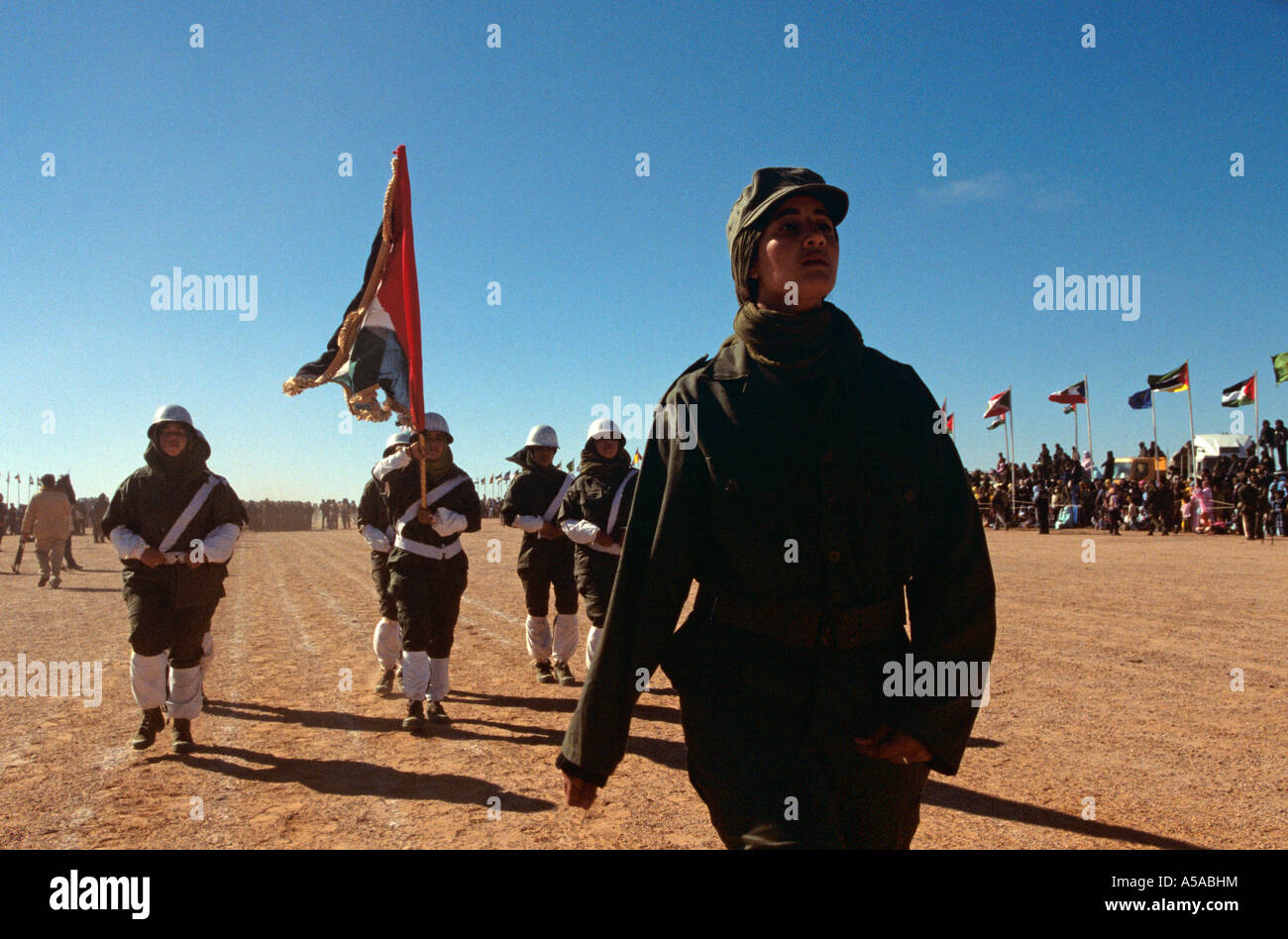 Groupe de combattants défilant sur femme Polisario commémorations de l'indépendance, Tindouf, Algérie Banque D'Images