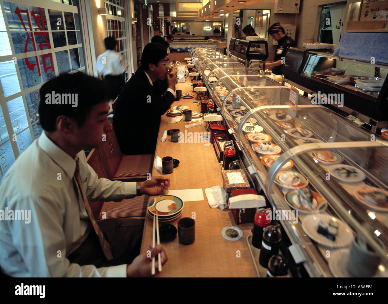 Un kuru kuru-Sushi Bar, Japon Banque D'Images