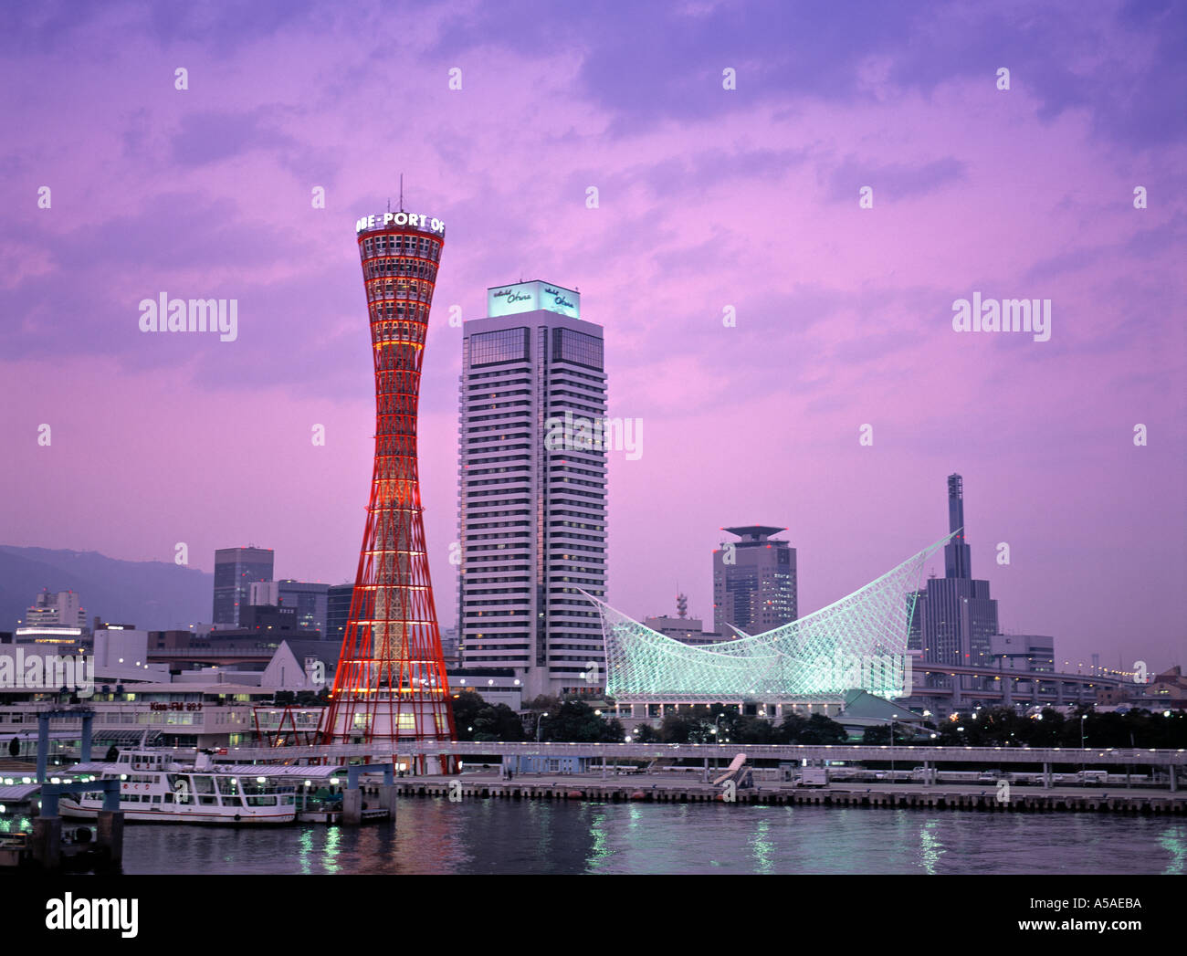 Kobe port Tower & Maritime Museaum, Kobe, Japon Banque D'Images