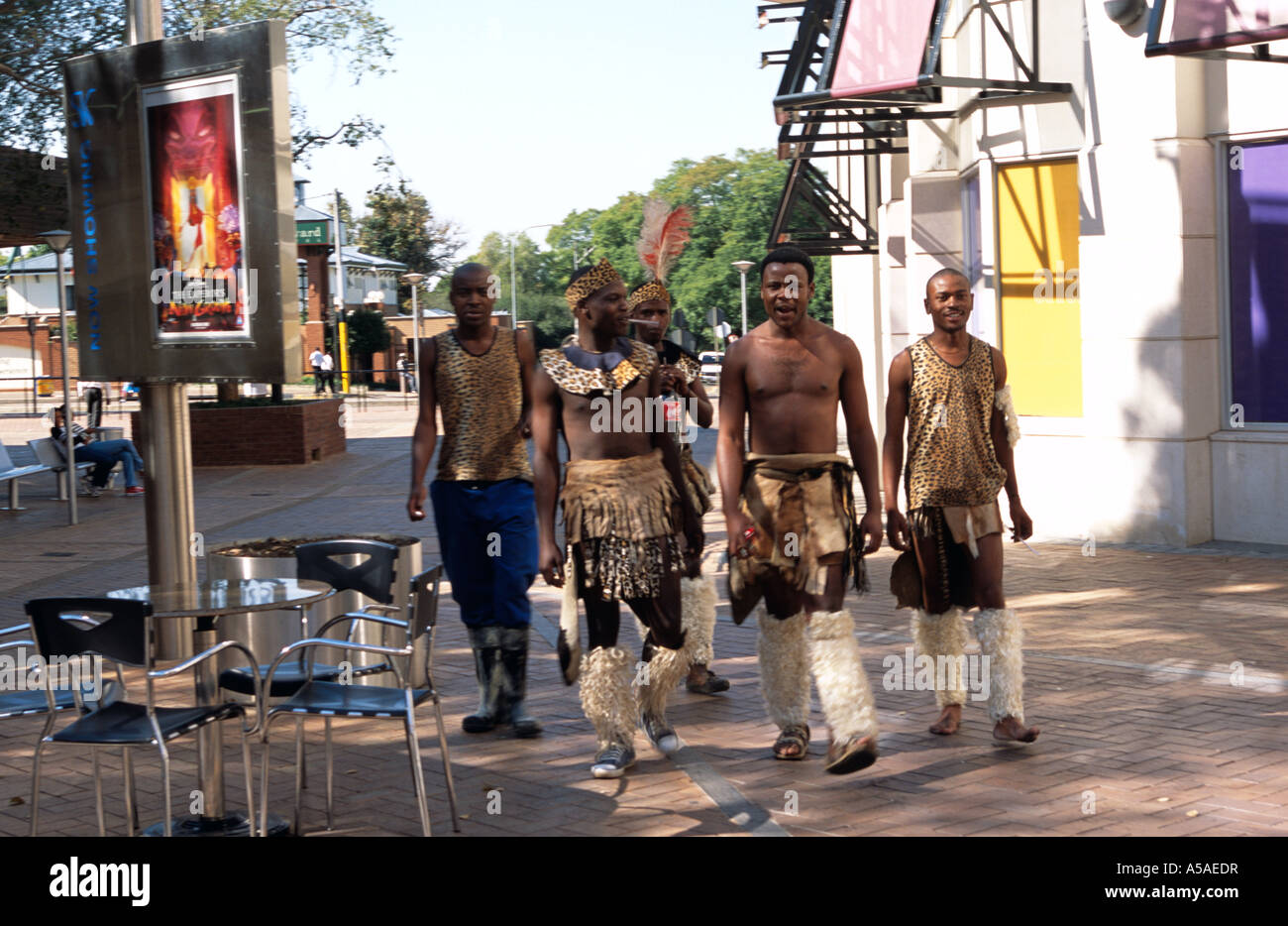Groupe d'interprètes de danse traditionnelle sur la chaussée, Johannesburg, Afrique du Sud Banque D'Images
