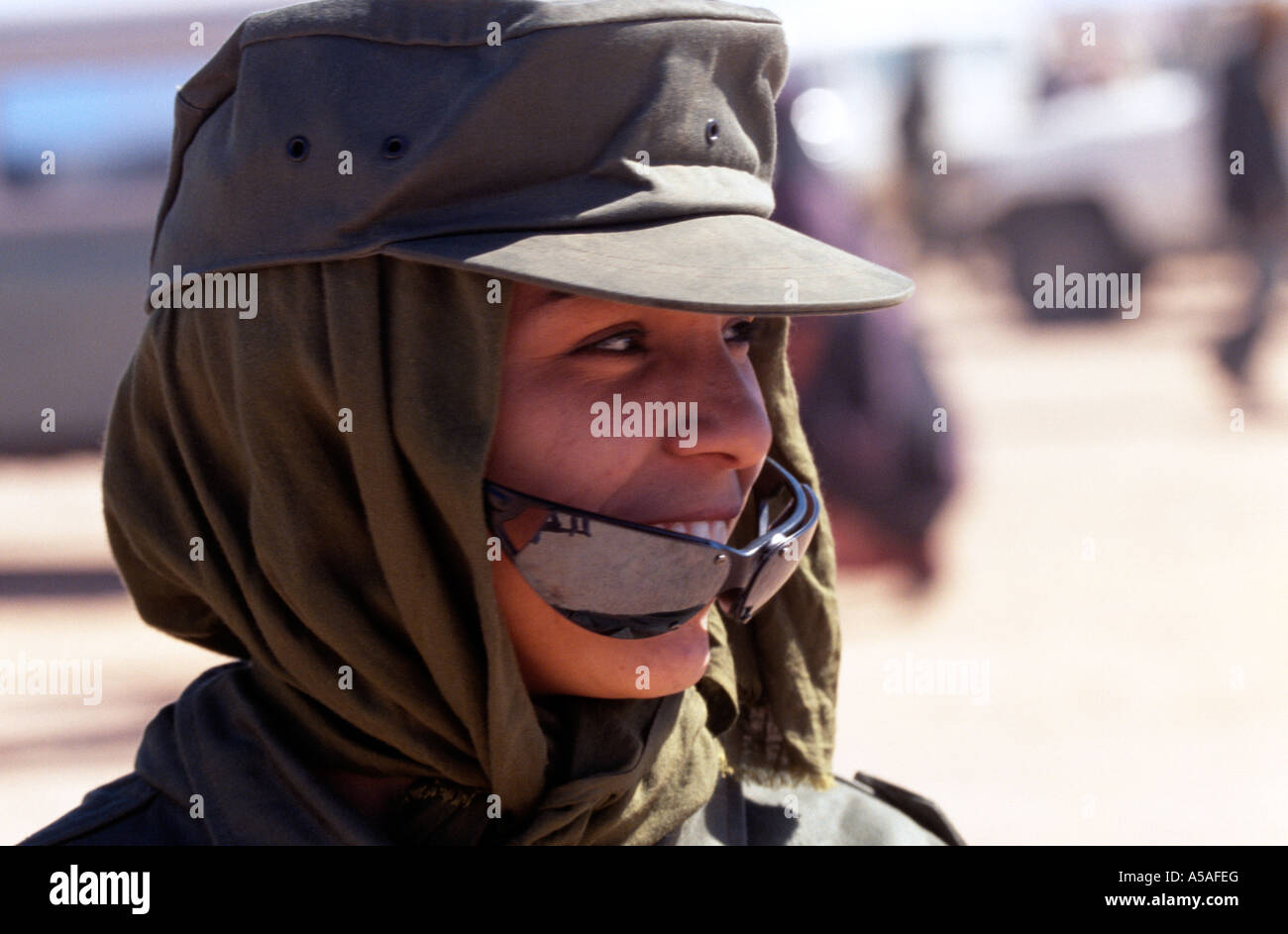 Femme Polisario fighter avec des lunettes de soleil couvrant la bouche, Tindouf, dans l'ouest de l'Algérie Banque D'Images
