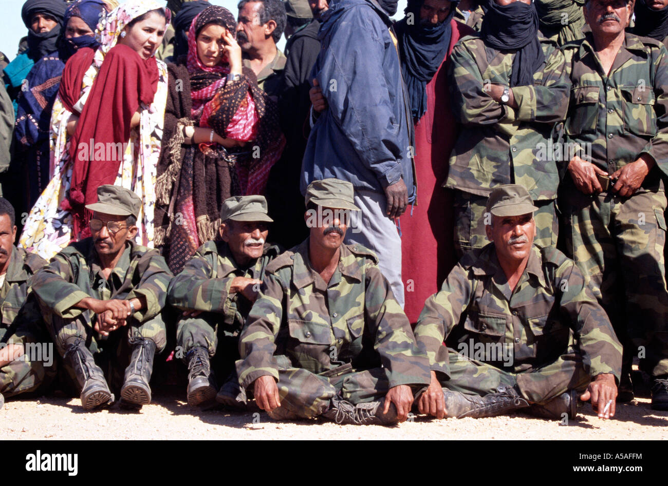 Les combattants du Front Polisario assis dans un camp de réfugiés de Tindouf en Algérie de l'Ouest Banque D'Images