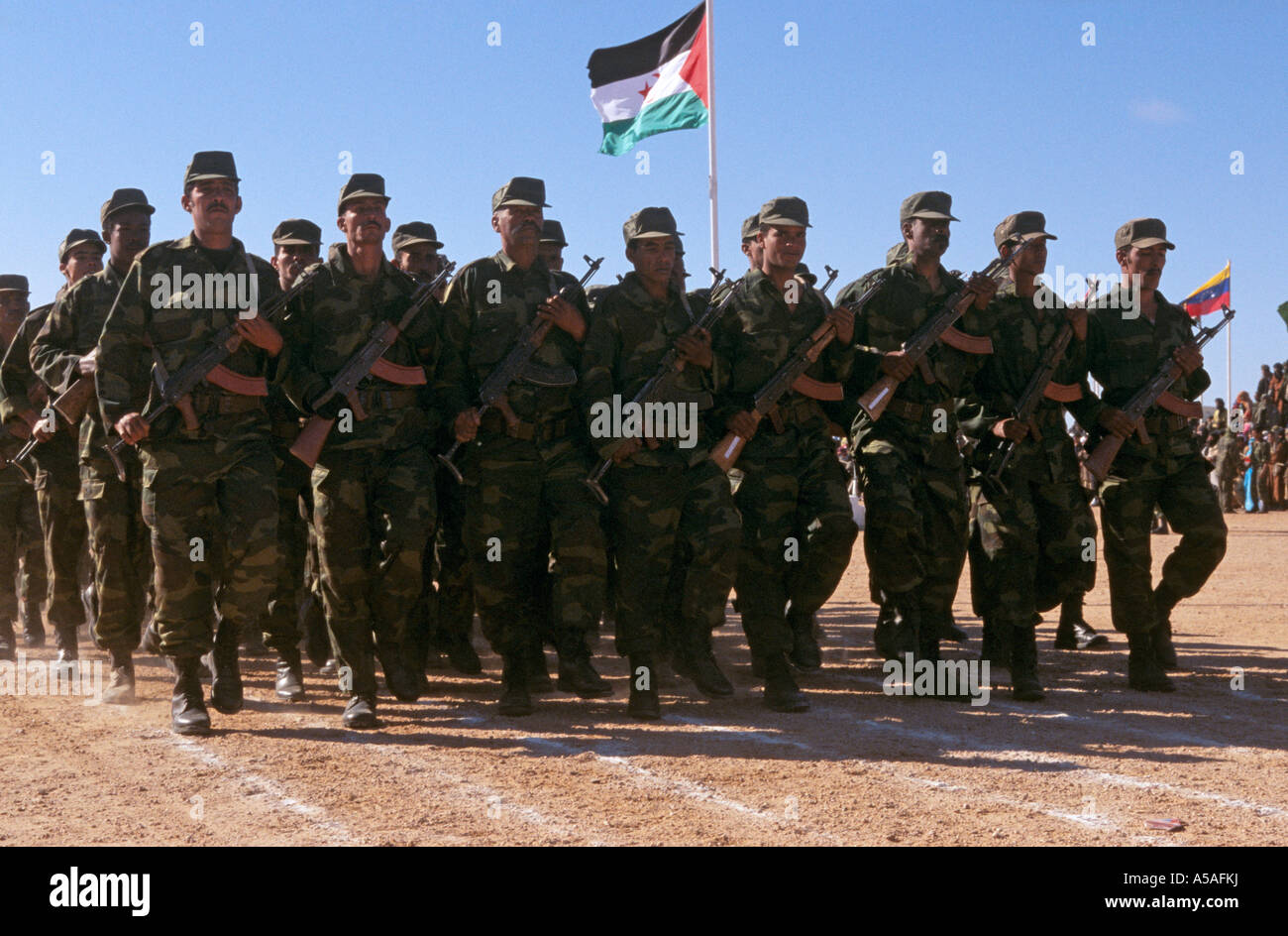 Polisario Soldiers marching au peuple sahraoui commémorations de l'indépendance, dans l'ouest de l'Algérie Banque D'Images