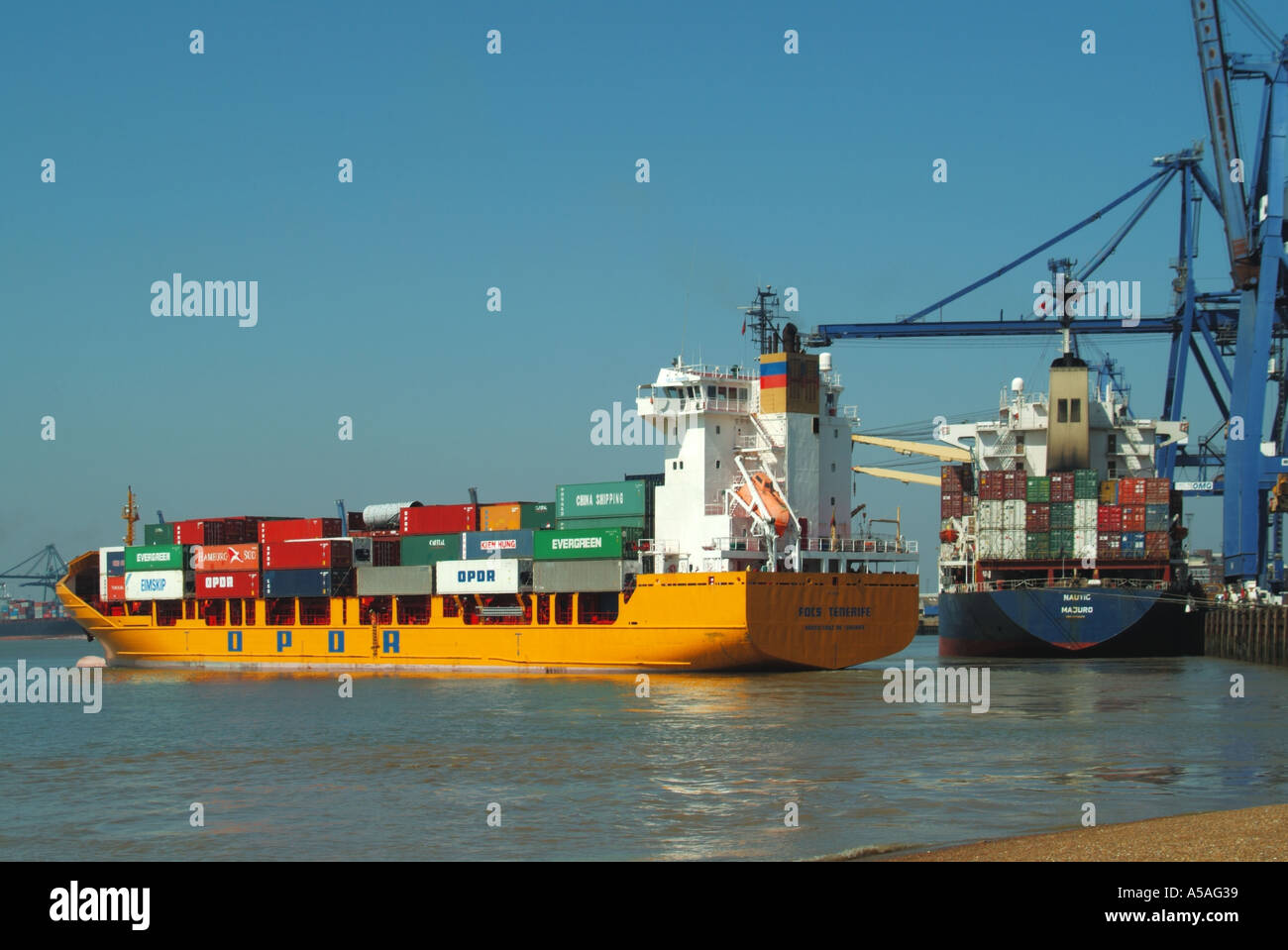 Vue latérale du port des navires cargo conteneurs chargés avec des conteneurs d'expédition un au départ du port occupé de North Sea Felixstowe Suffolk Angleterre Royaume-Uni Banque D'Images