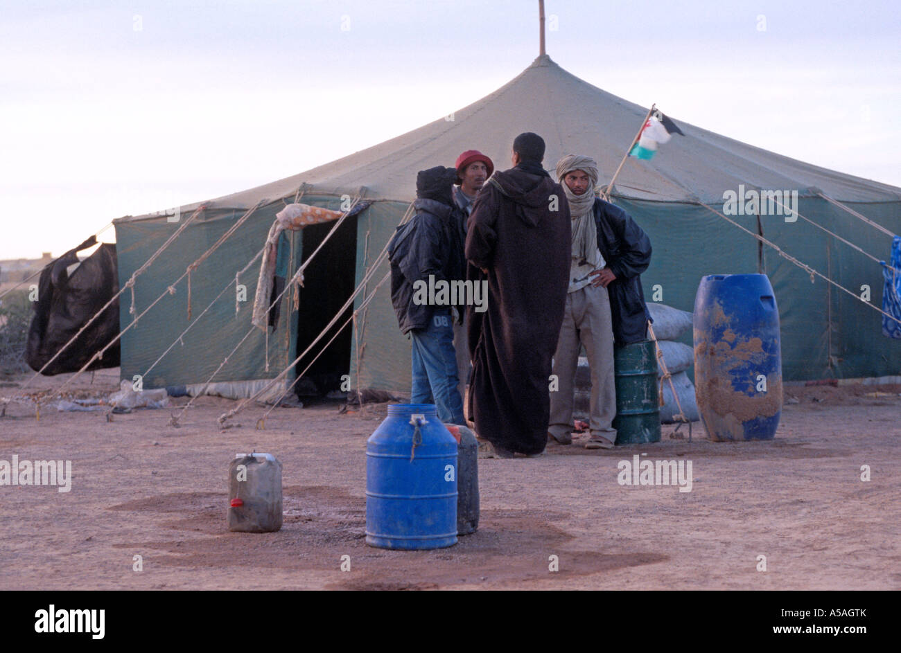 Les hommes sahraouis dans un camp de réfugiés à l'ouest de l'Algérie Banque D'Images