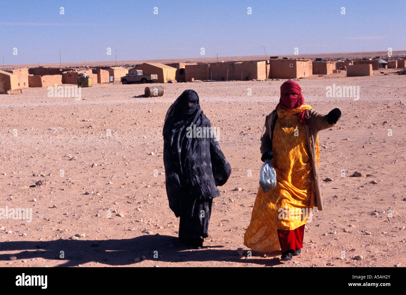 Les femmes sahraouies dans un camp de réfugiés de Tindouf en Algérie de l'Ouest Banque D'Images