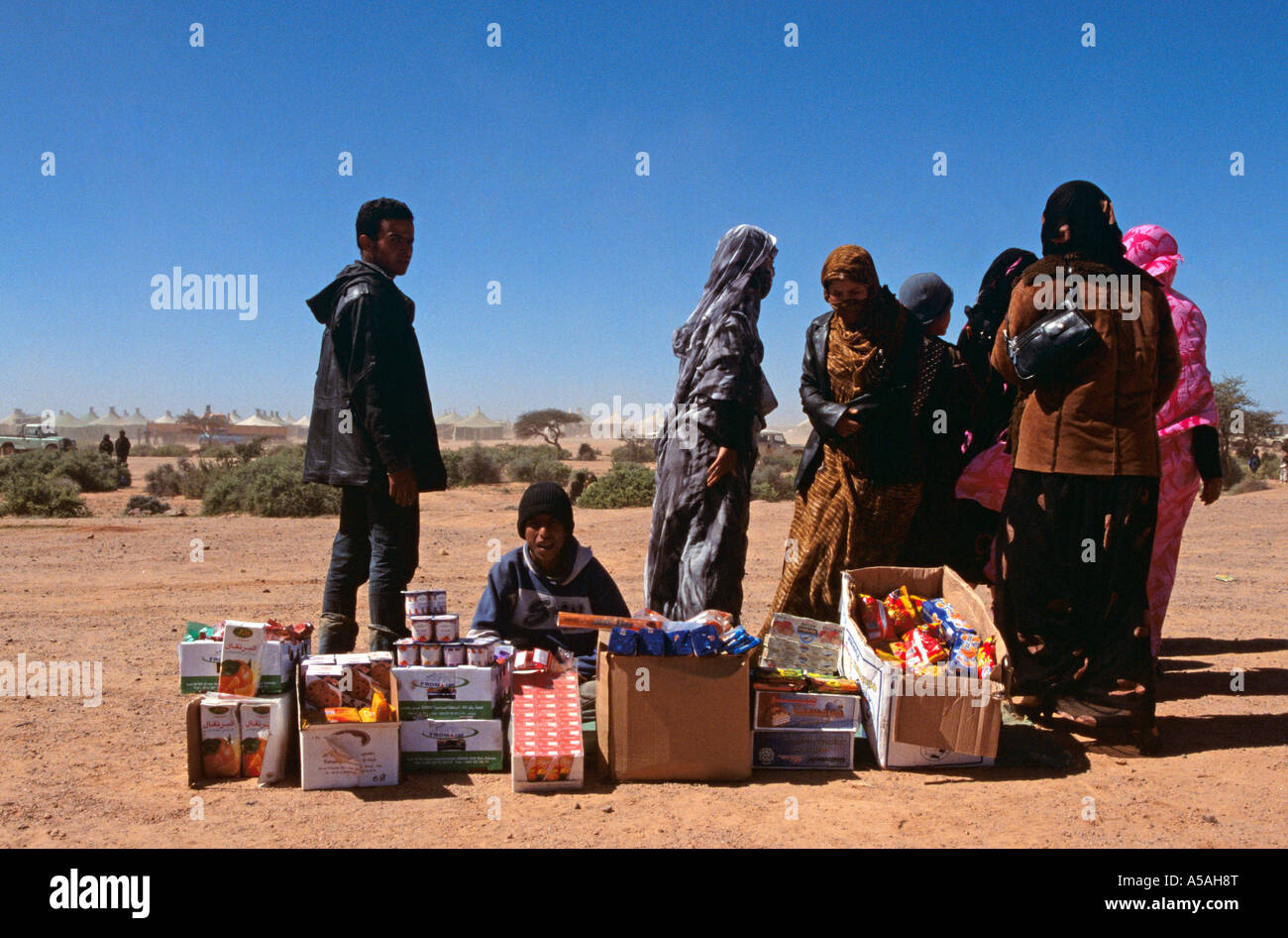 Un garçon Sahraouis la vente de certains produits alimentaires dans un camp de réfugiés de Tindouf en Algérie de l'Ouest Banque D'Images