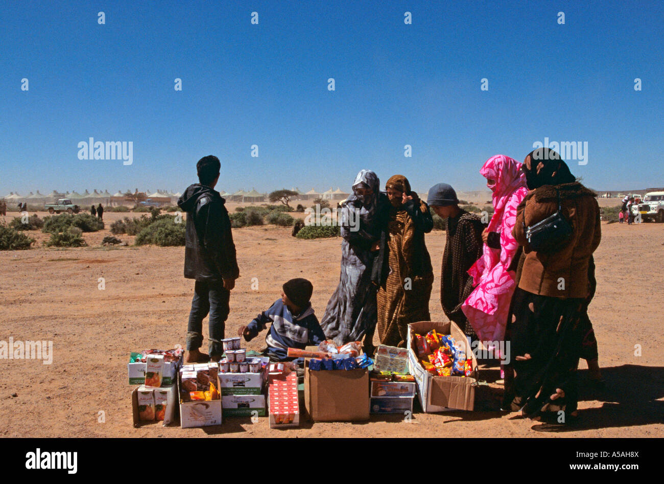 Un garçon Sahraouis la vente de certains produits alimentaires dans un camp de réfugiés de Tindouf en Algérie de l'Ouest Banque D'Images