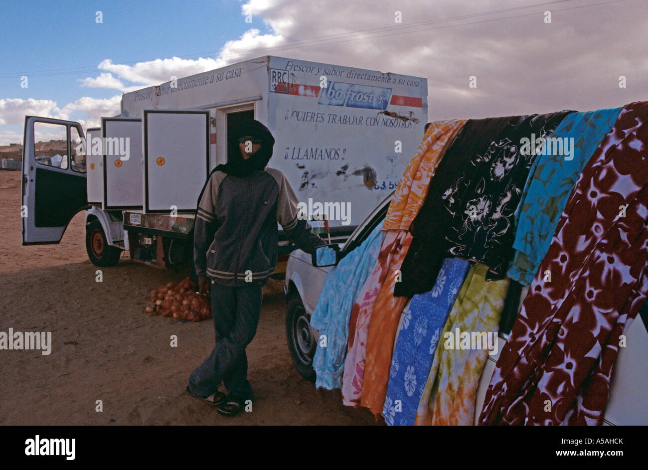 Un homme vend des vêtements des femmes dans l'ouest de Tindouf en Algérie Banque D'Images