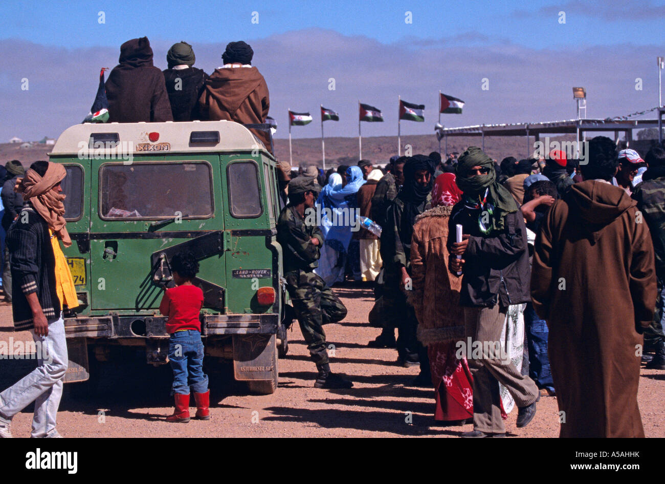 Peuple sahraoui entassement près de bus, Tindouf, dans l'ouest de l'Algérie Banque D'Images