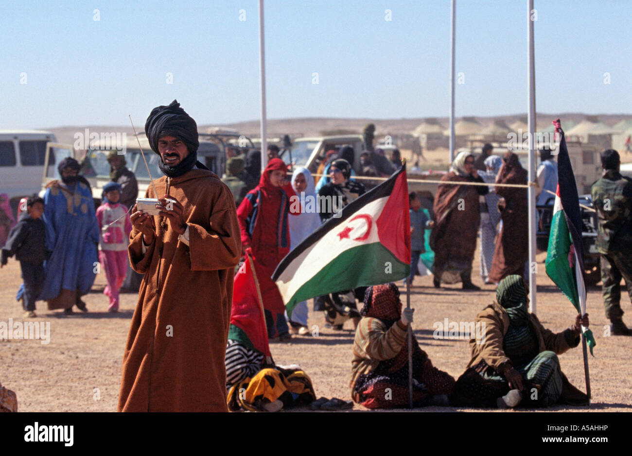 Les réfugiés sahraouis brandissant un drapeau du Sahara Occidental, Tindouf, dans l'ouest de l'Algérie Banque D'Images