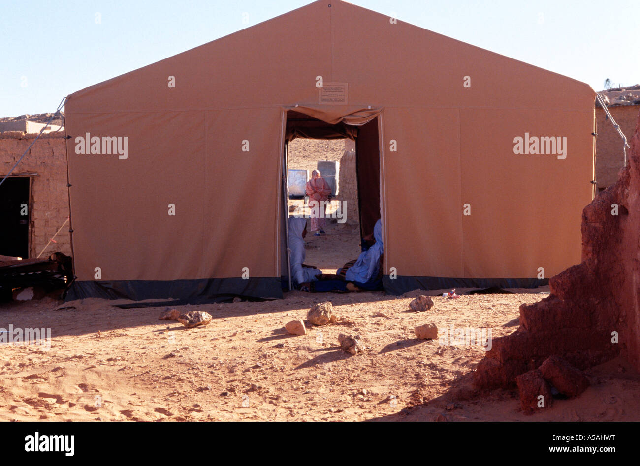 Les femmes sahraouies assis dans un camp de réfugiés de Tindouf en Algérie de l'Ouest tente Banque D'Images