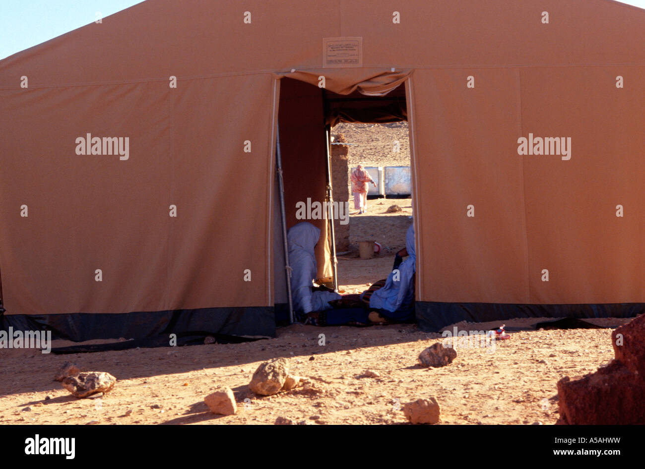 Les femmes sahraouies assis dans un camp de réfugiés de Tindouf en Algérie de l'Ouest tente Banque D'Images