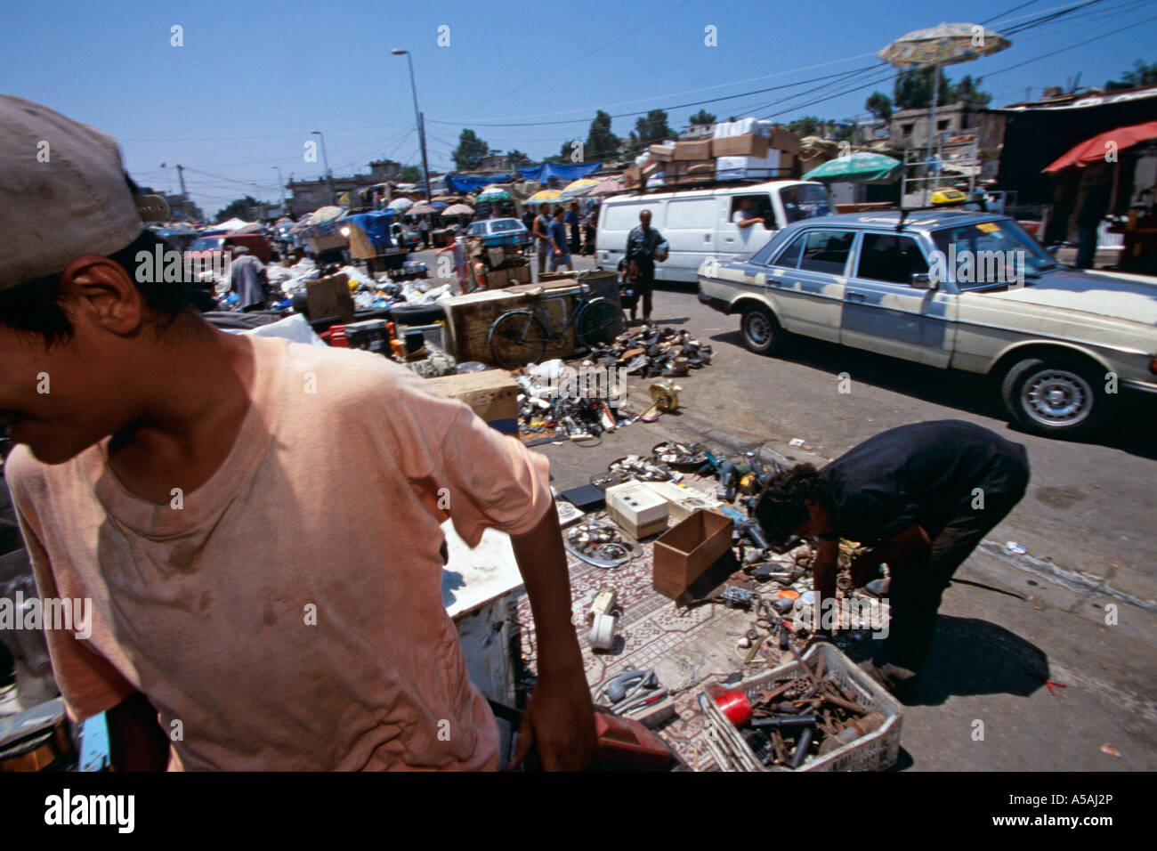 Vendeurs à leur vente de décrochage d'occasion outils et pièces mécaniques dans le camp de réfugiés de Chatila au Liban Beyrouth Banque D'Images