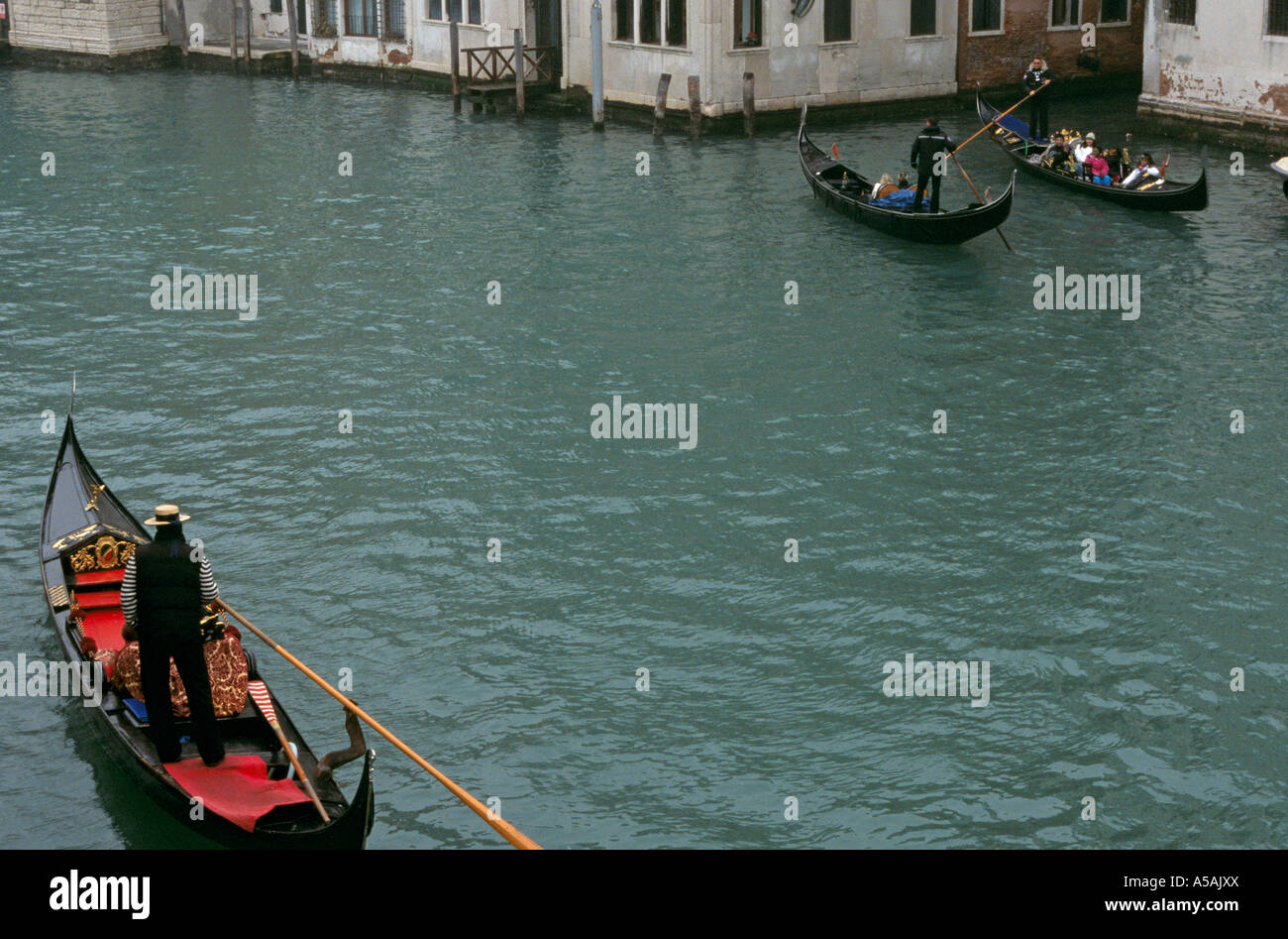 Vue d'un gondolier avec sa gondole sur un canal à Venise Italie Banque D'Images