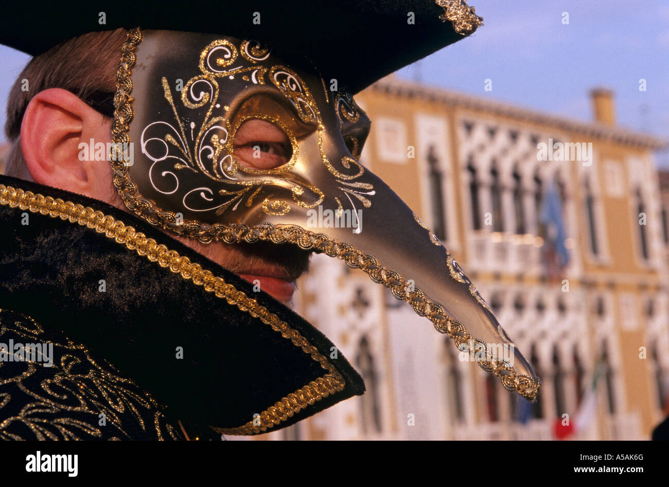 Homme portant un masque à bec carnaval vénitien, Venise, Italie Banque D'Images