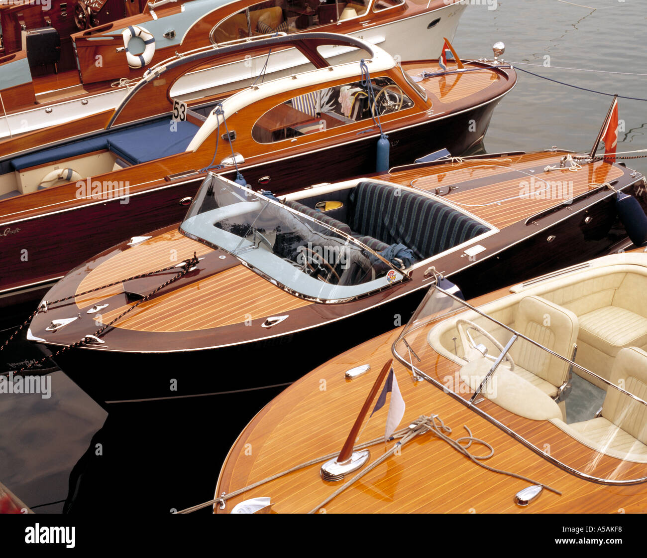 Vieux bateaux classiques en bois dans le style italien traditionnel Banque D'Images