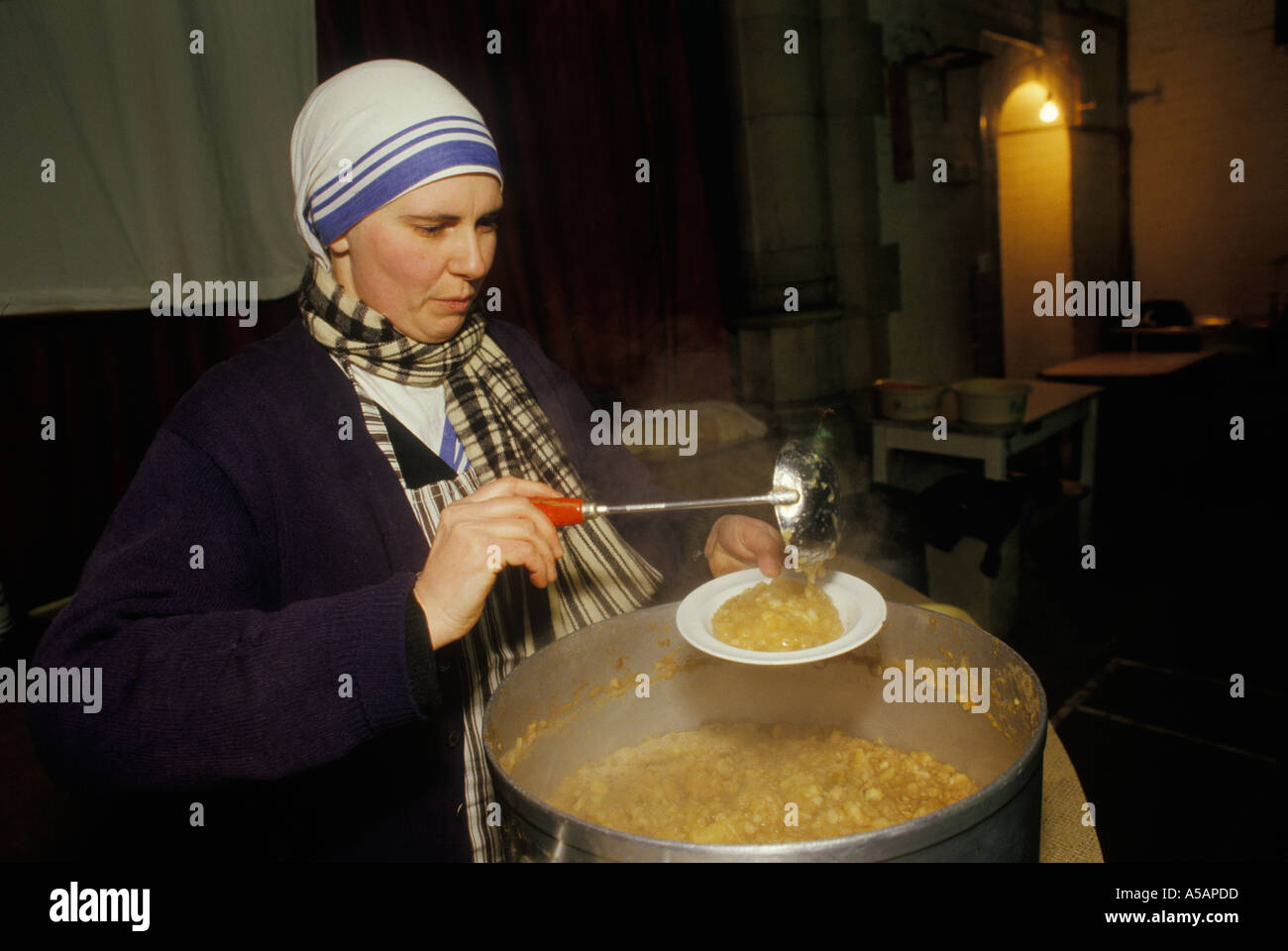 Nonne membre des Missionnaires de la Charité. Soupe populaire. North London 1980s 1989 HOMER SYKES Banque D'Images