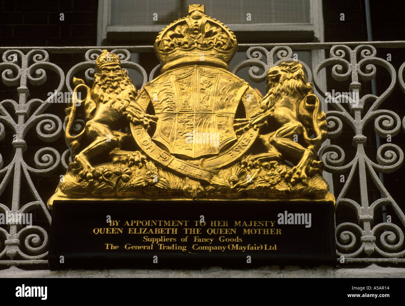 Royal Adjudant général Trading Company sur leur bâtiment Sloan Avenue, Chelsea Londres par nomination Queen mère fournisseur de marchandises de fantaisie années 2000 Banque D'Images