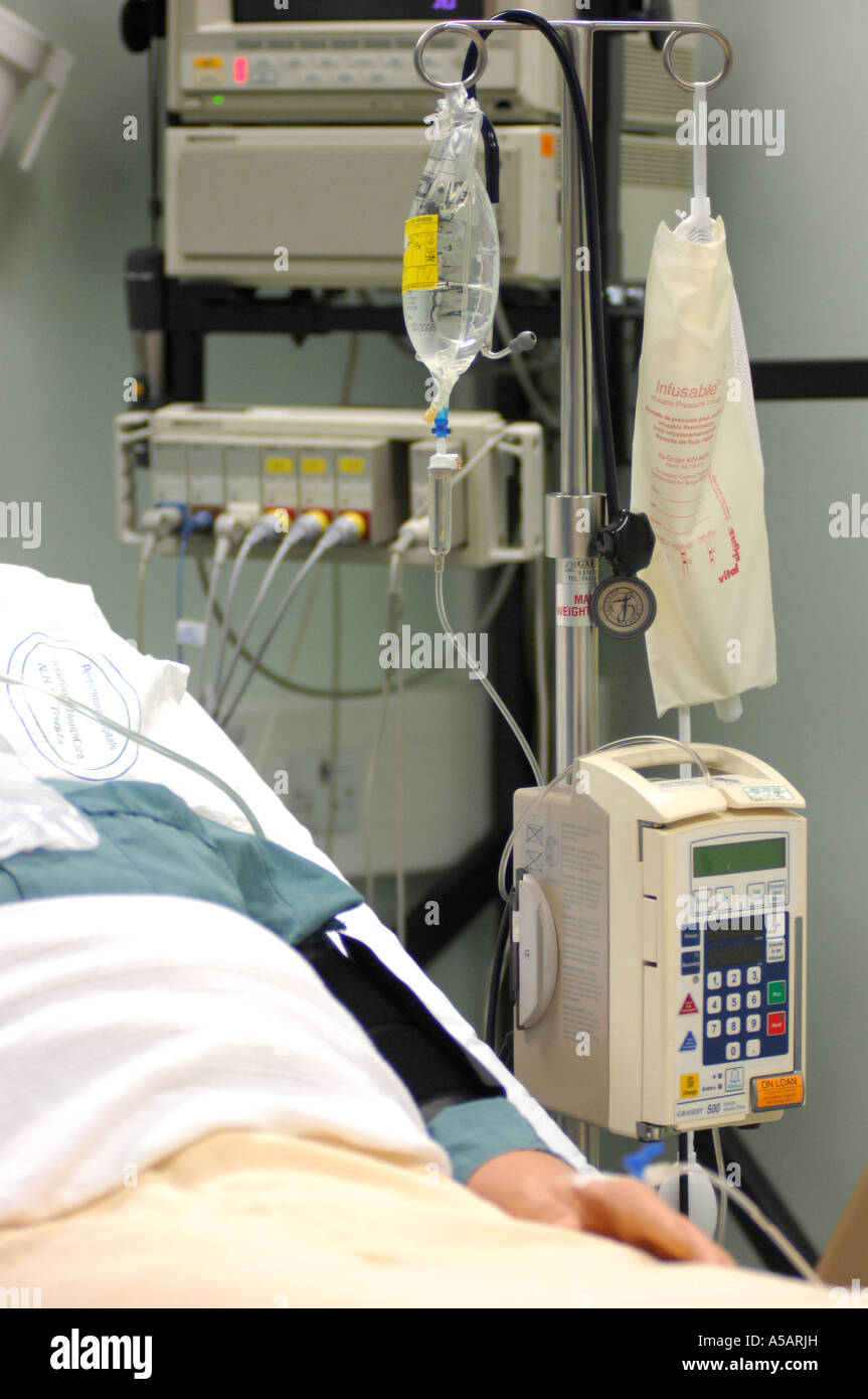Image libre de photographie de la saline drip feed in London Hospital après chirurgie médicale et surveillé par une infirmière. Banque D'Images