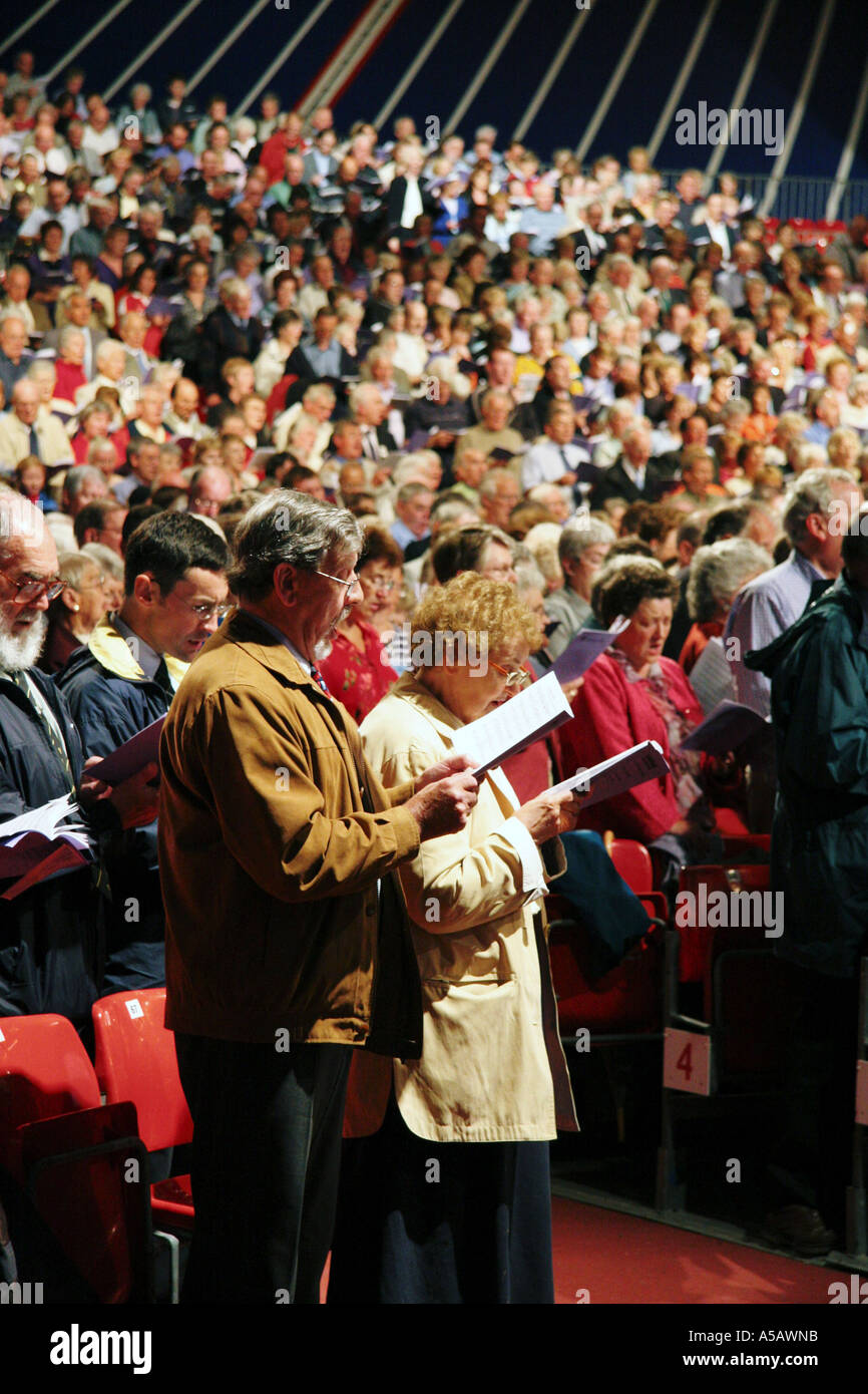Chanter des hymnes de l'auditoire Cymanfa Ganu Festival de chant de l'Hymne National Eisteddfod au pays de Galles Banque D'Images