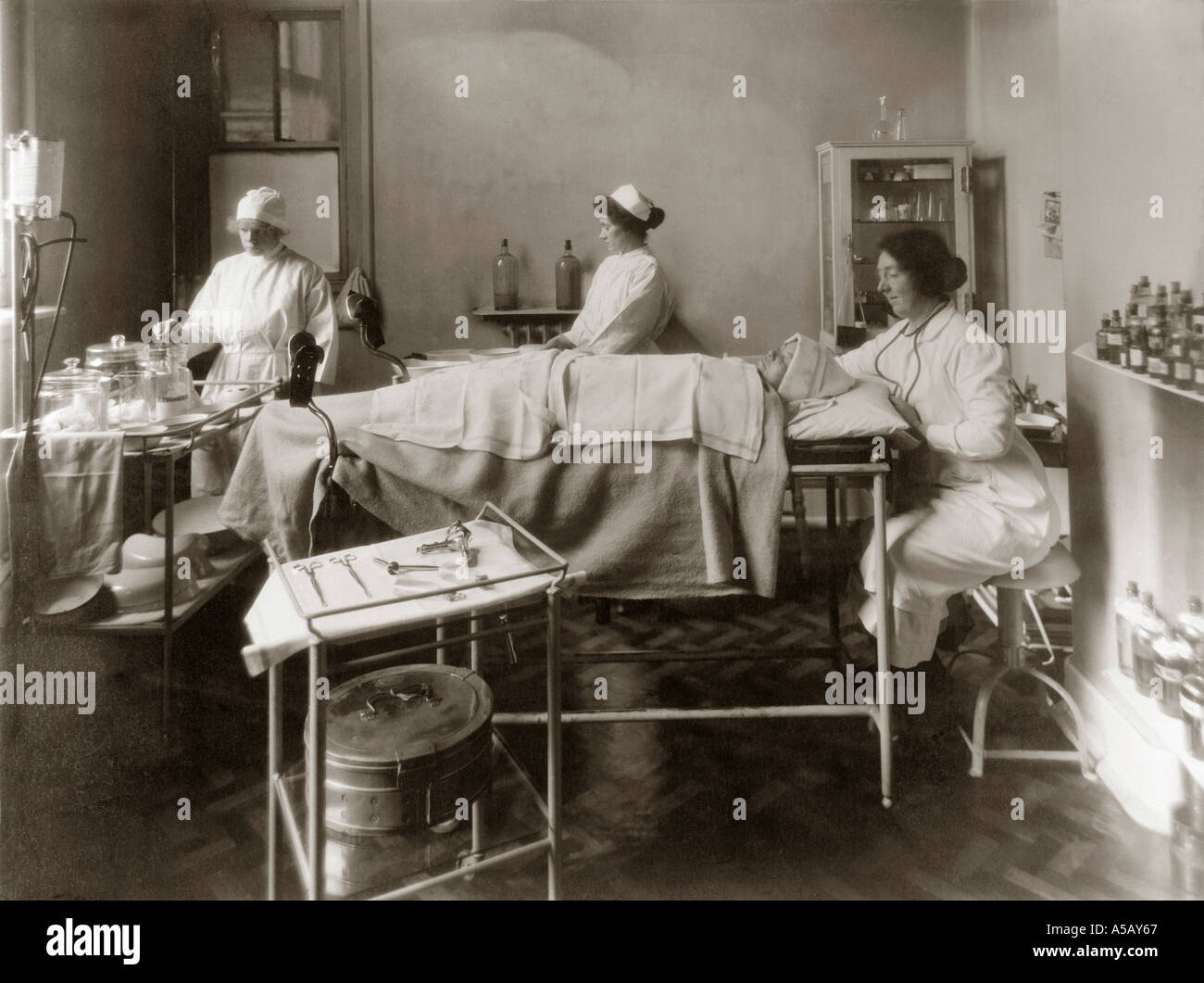 Original WW1 ou femme édouardienne à l'hôpital dans les 1910 années 1910 années 1920, 1900, hôpitaux, groupes portraits professionnels. ROYAUME-UNI Banque D'Images