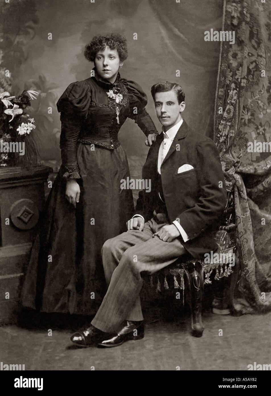 Photographie officielle d'un couple victorien dans les années 1890, Westminster Road, Londres, Royaume-Uni vers 1897 Banque D'Images