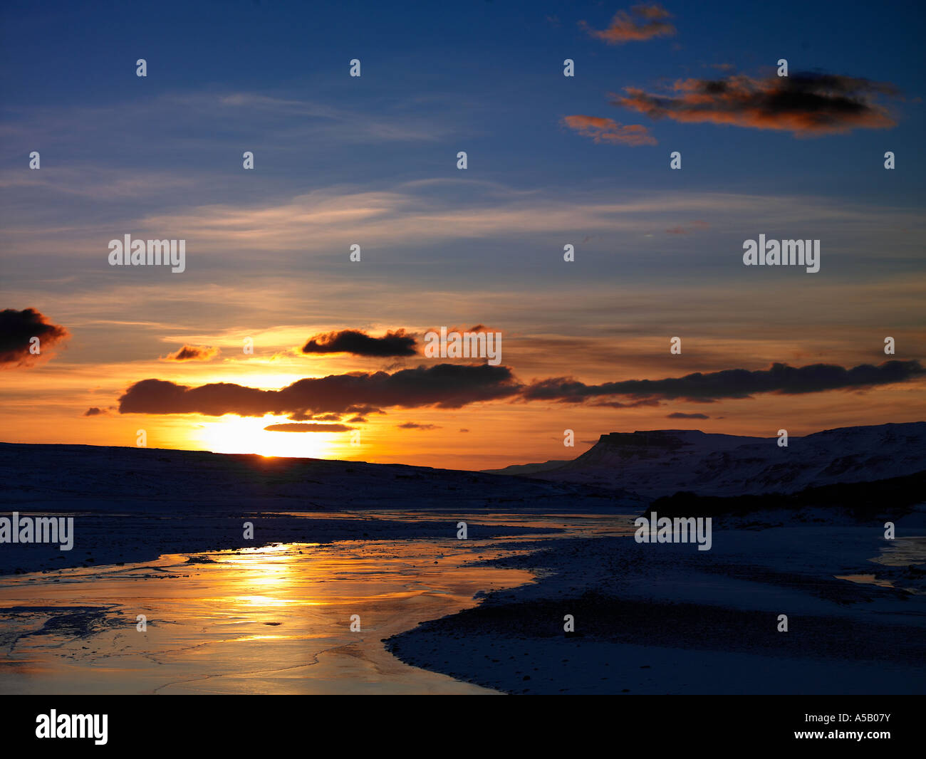 L'Arctique hiver Coucher de soleil sur la Nordura Islande, Salmon River Banque D'Images