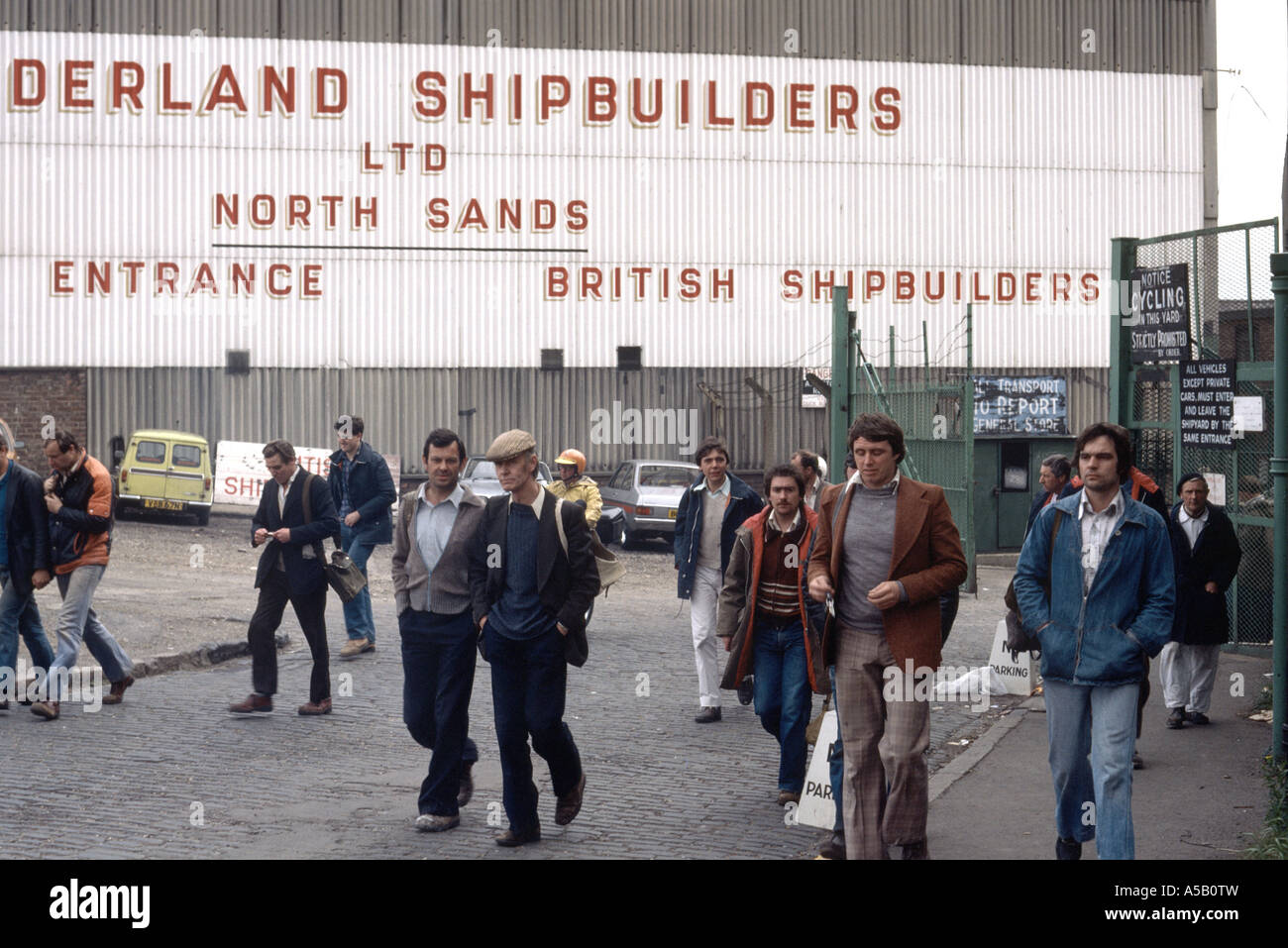 Les hommes de quitter le chantier de construction navale de Sunderland Banque D'Images